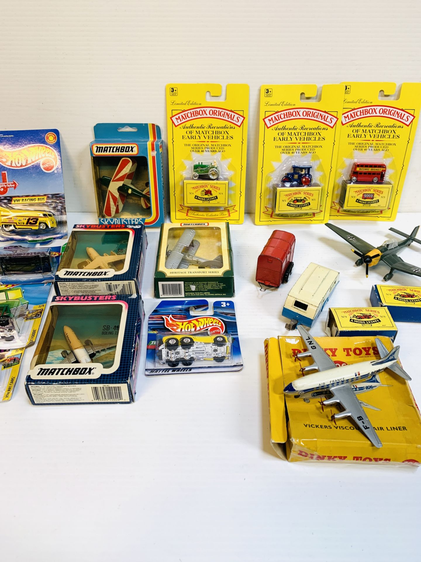 A collection of Matchbox, Hotwheels, Dinky and Corgi die cast model vehicles and aeroplanes.