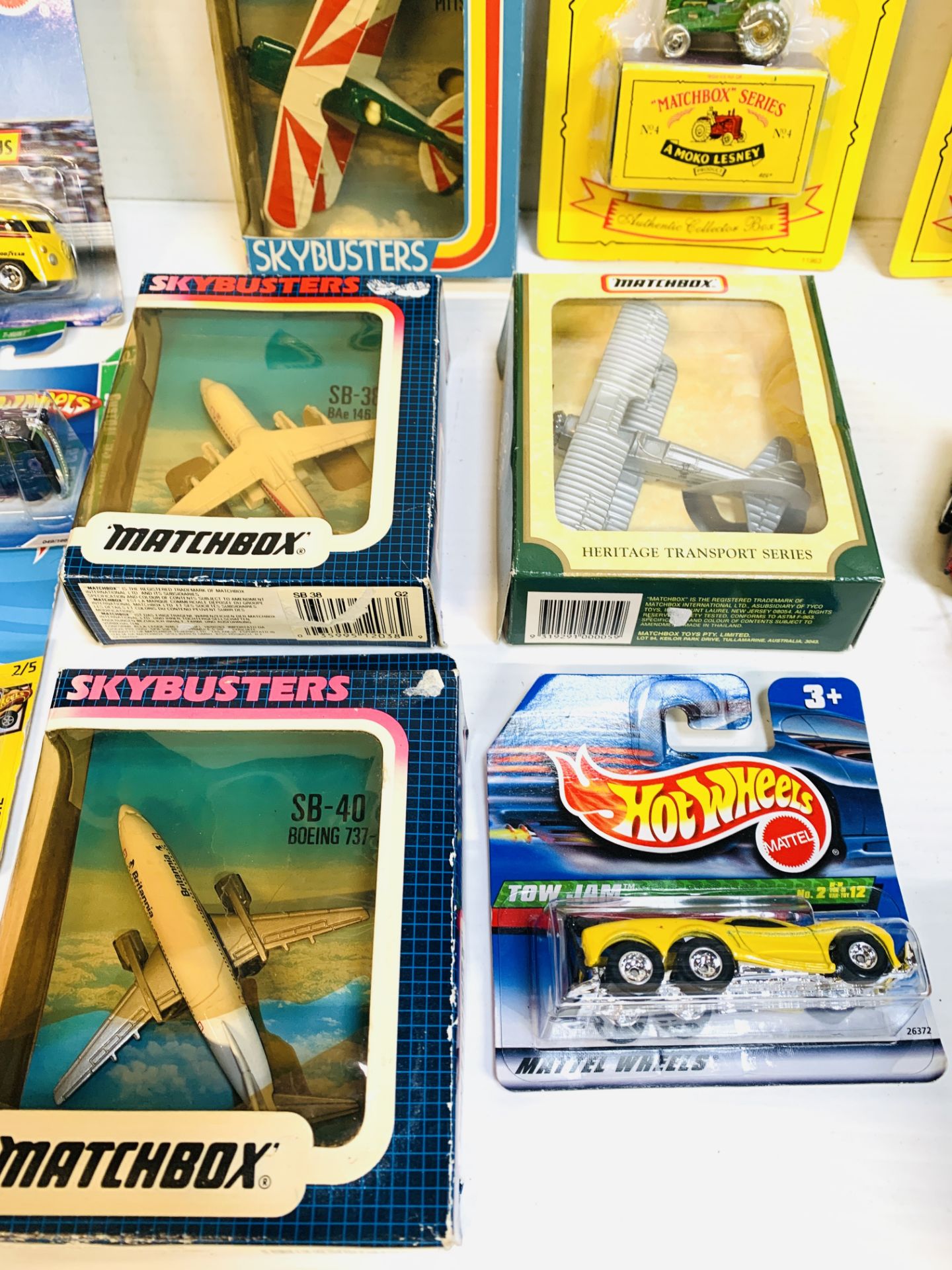 A collection of Matchbox, Hotwheels, Dinky and Corgi die cast model vehicles and aeroplanes. - Bild 4 aus 5