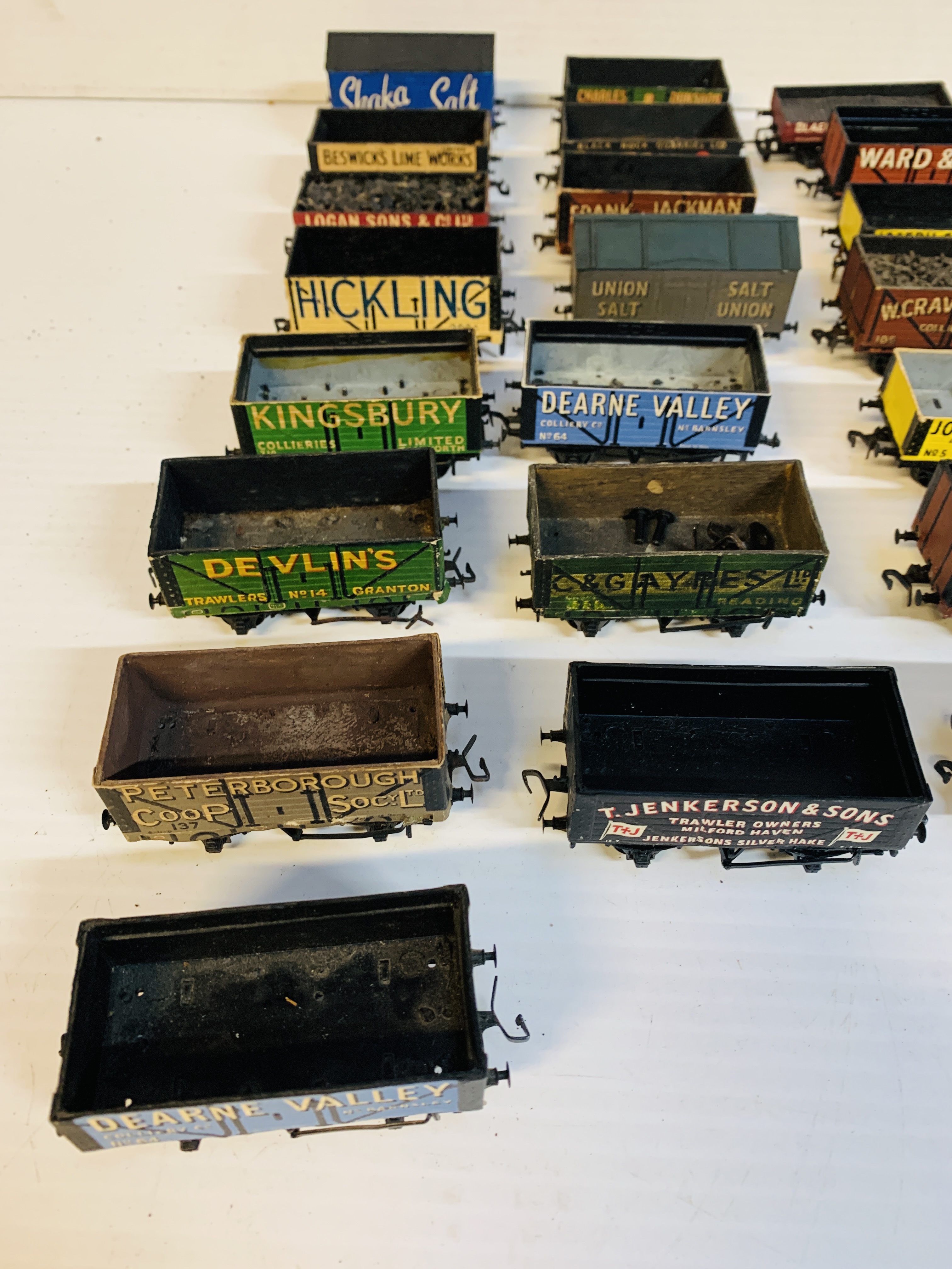 Twenty-nine Peco 'OO' gauge wagons. - Image 3 of 6