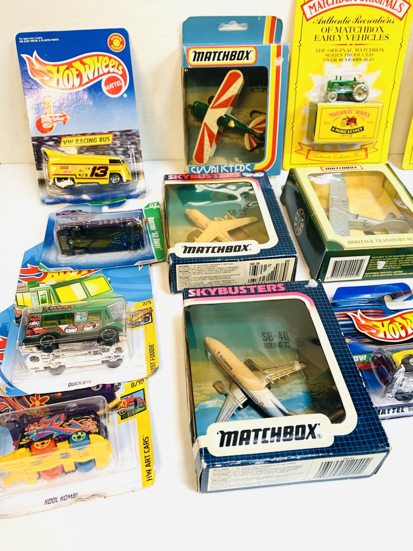 A collection of Matchbox, Hotwheels, Dinky and Corgi die cast model vehicles and aeroplanes. - Bild 3 aus 5