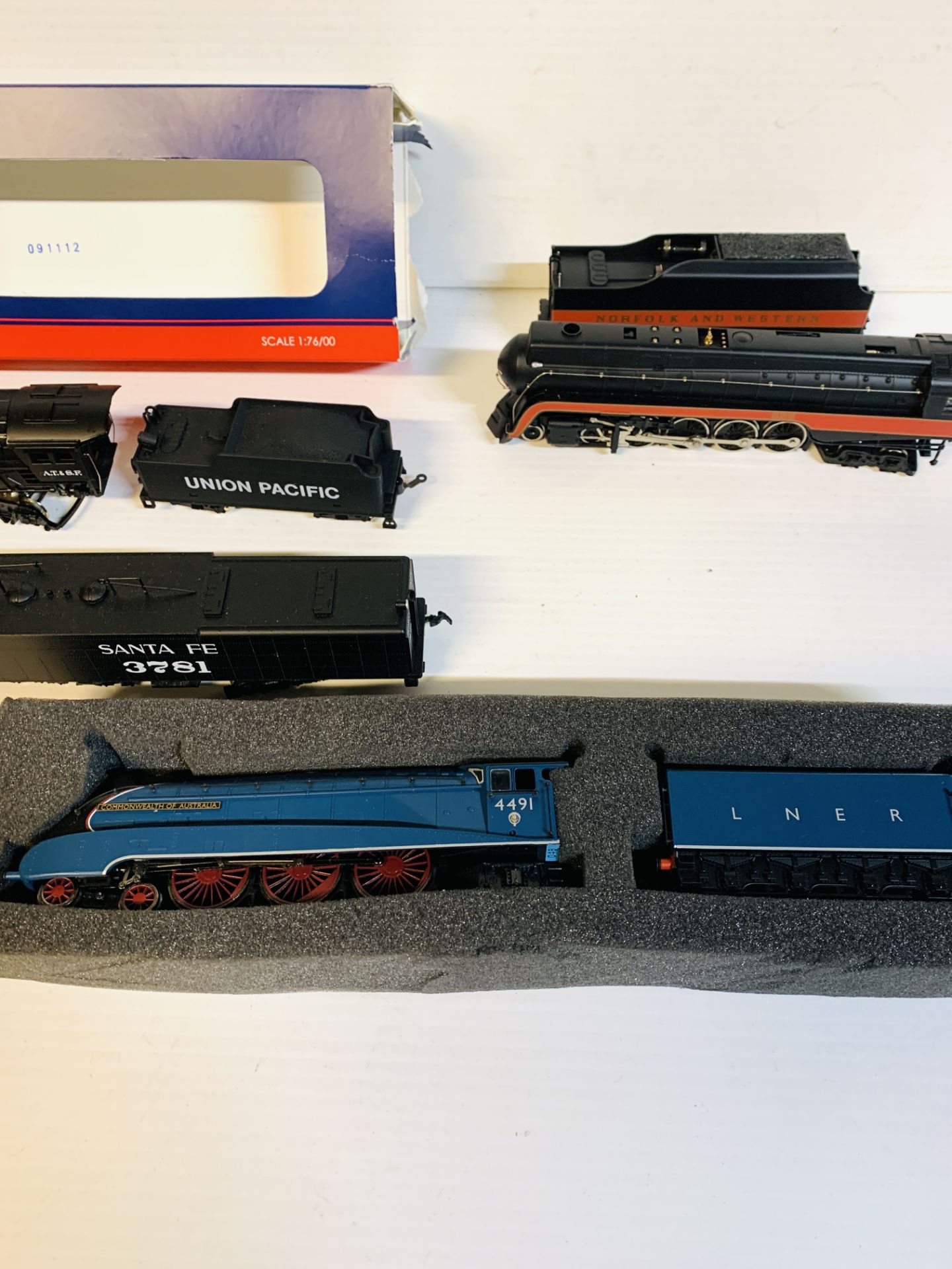 Three Bachmann locomotive and tender together with a Mehano Santa Fe locomotive and tender. - Bild 2 aus 4