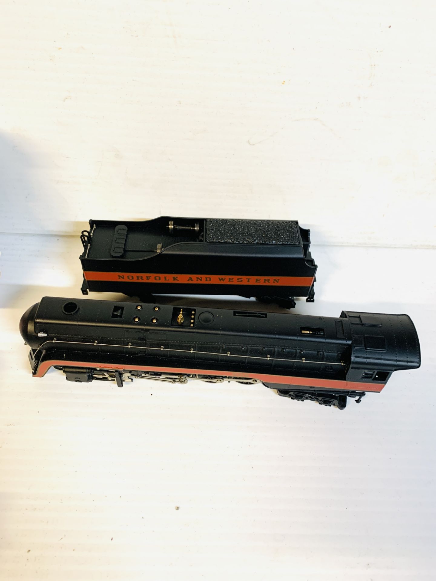 Three Bachmann locomotive and tender together with a Mehano Santa Fe locomotive and tender. - Bild 3 aus 4