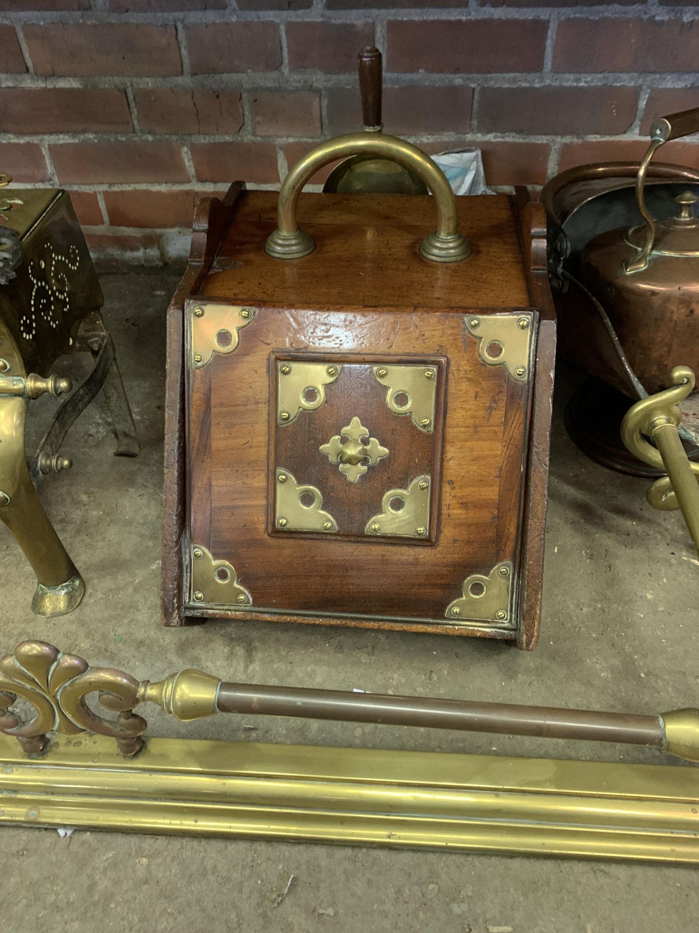 Mahogany and brass purdonium, together with other copper and brass fire items - Bild 4 aus 8