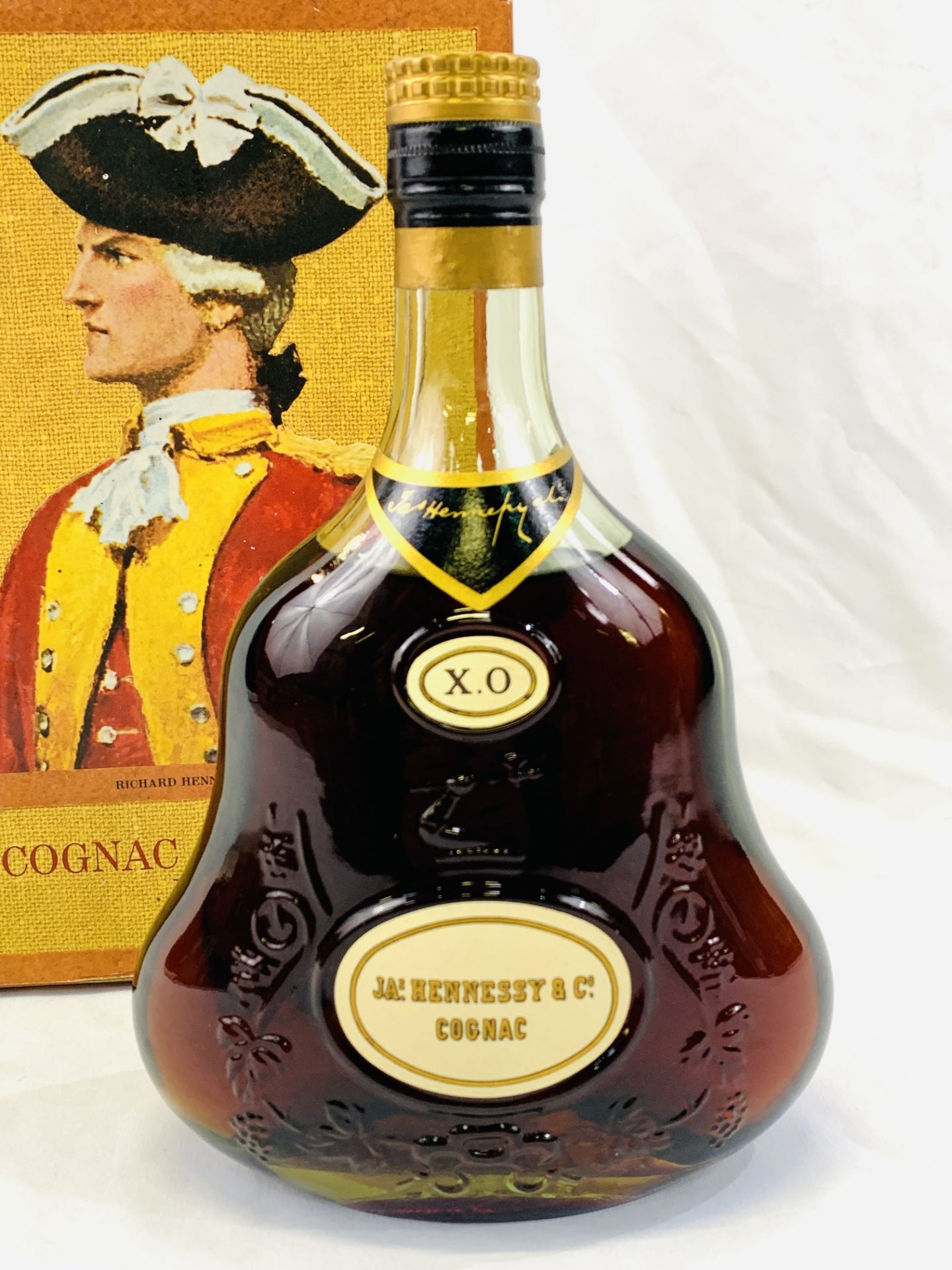 A bottle of Hennessy XO cognac - Bild 2 aus 5