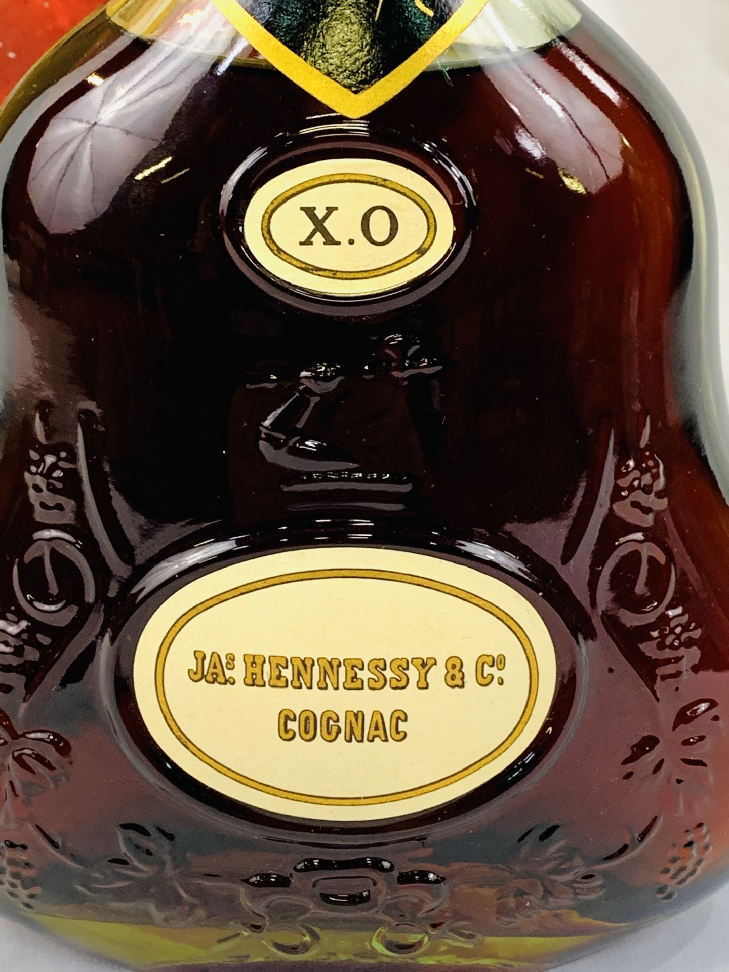 A bottle of Hennessy XO cognac - Bild 5 aus 5