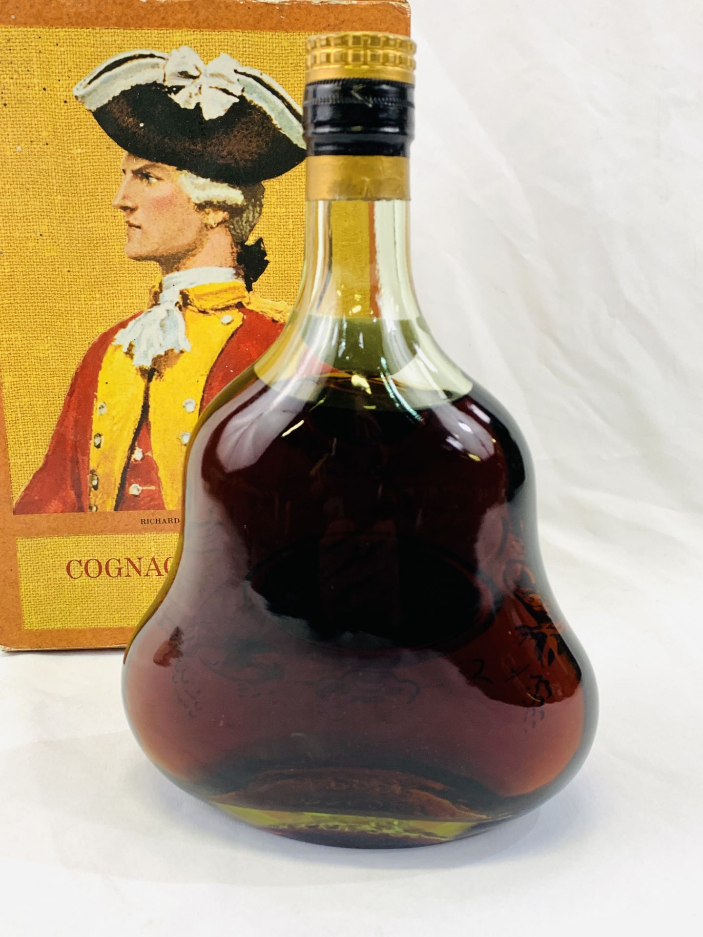 A bottle of Hennessy XO cognac - Bild 4 aus 5