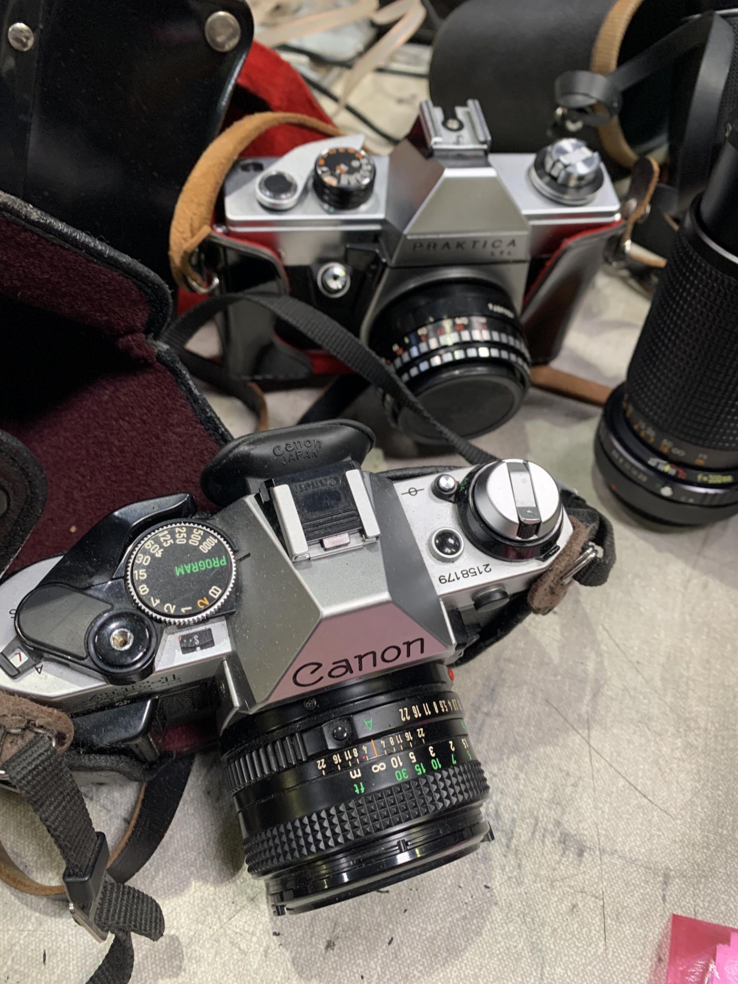 A collection of four cameras and accessories - Bild 2 aus 7