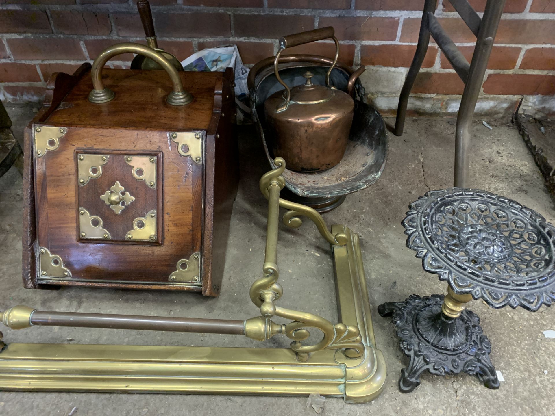 Mahogany and brass purdonium, together with other copper and brass fire items