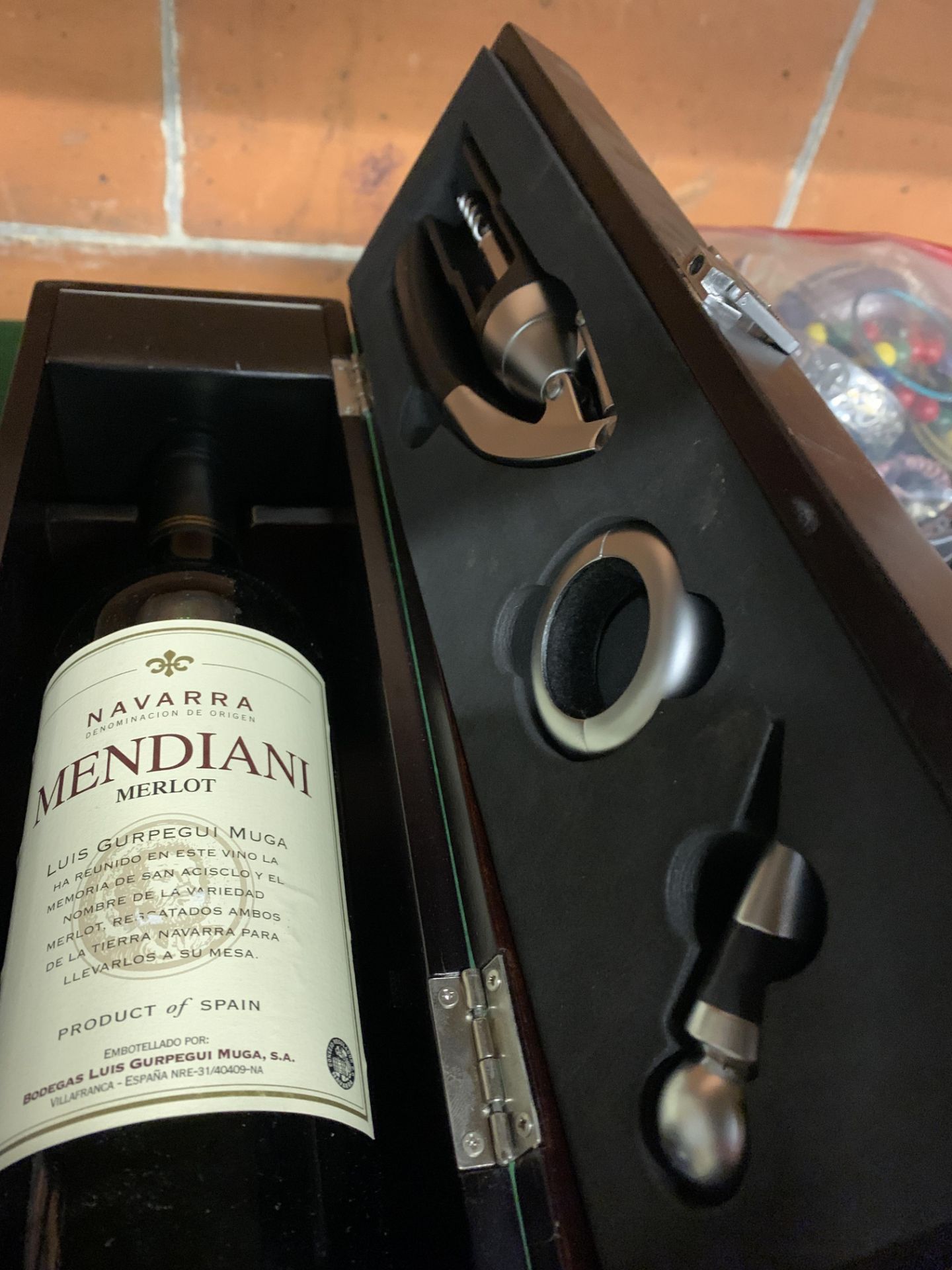 75cl bottle mendini merlot in presentation box with corkscrew - Bild 5 aus 5