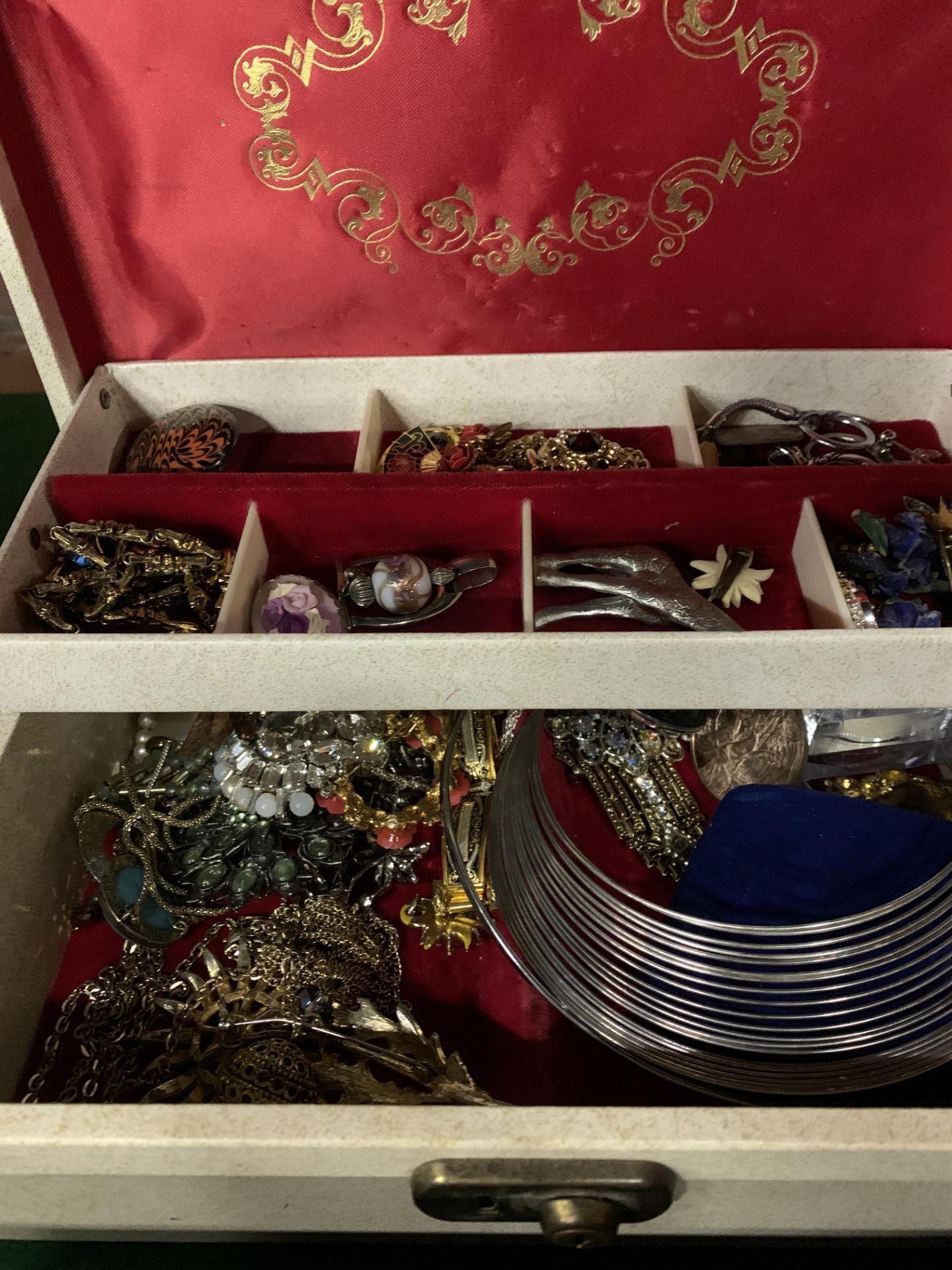 Two boxes containing costume jewellery - Bild 5 aus 5