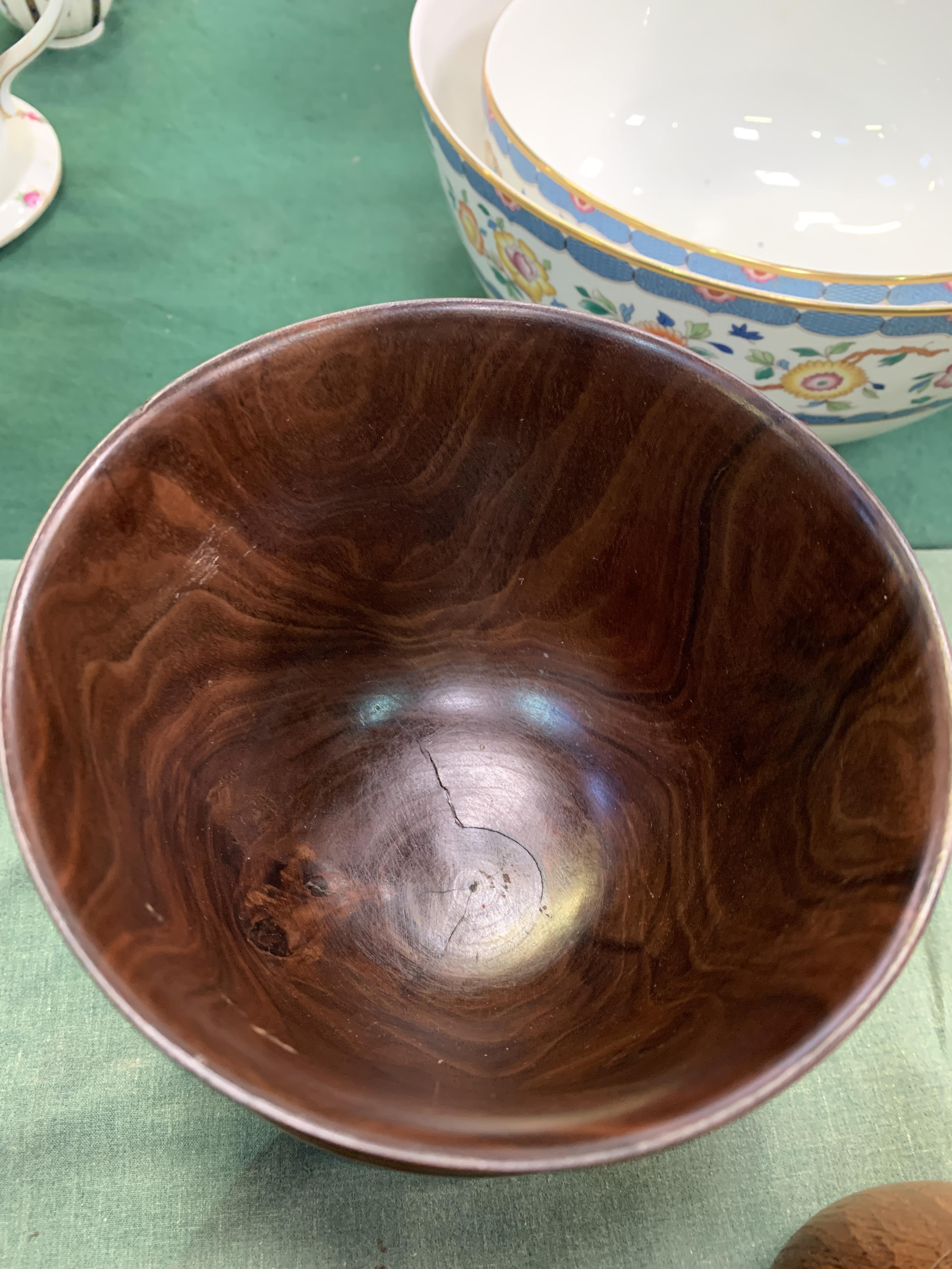 Collection of treen including a walnut wassail bowl and cover - Image 4 of 6