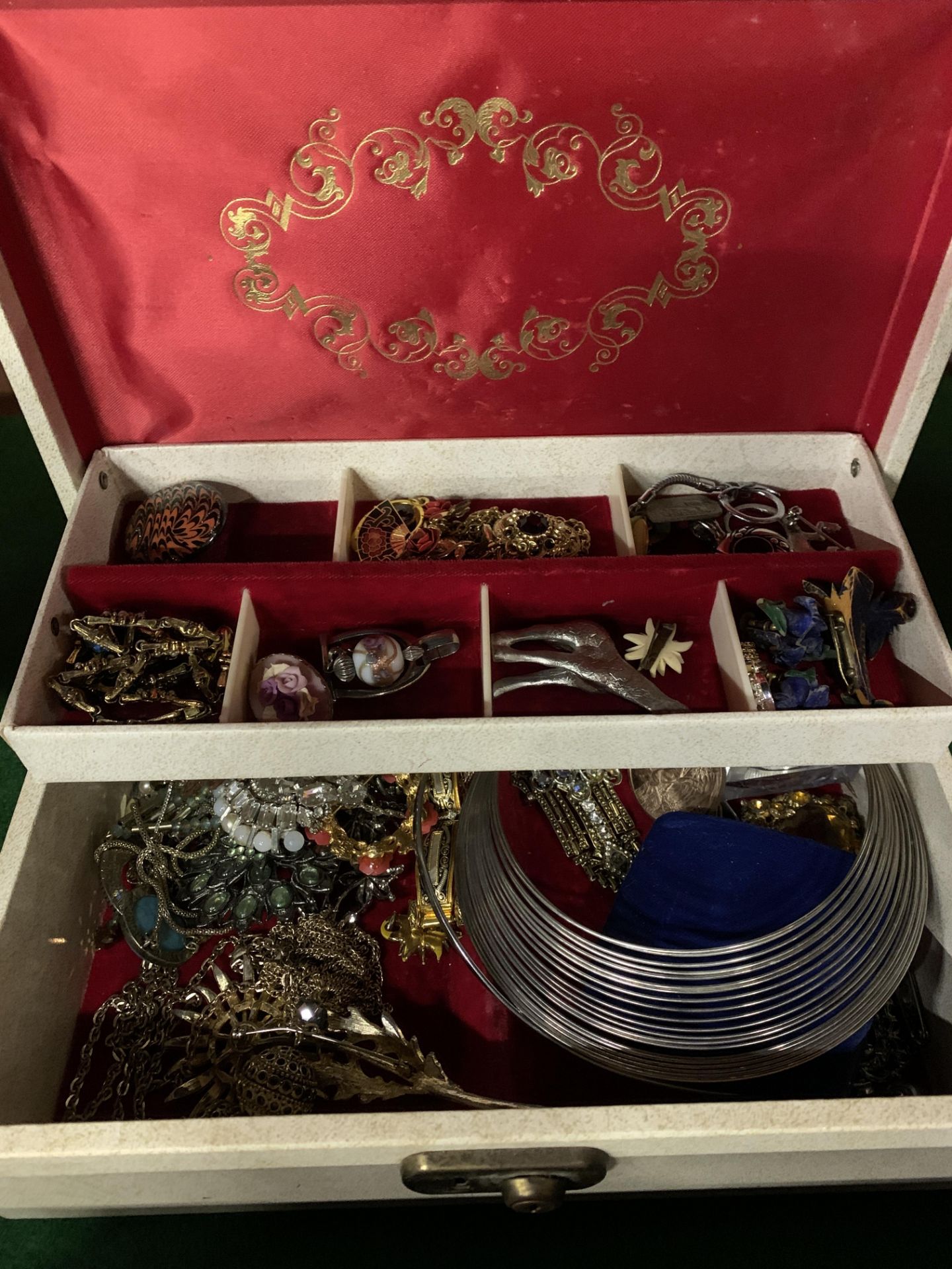 Two boxes containing costume jewellery - Bild 4 aus 5