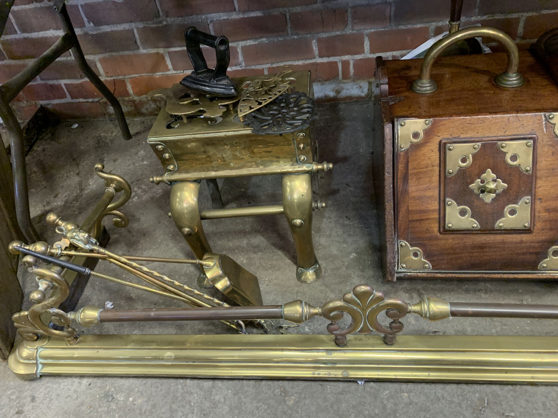 Mahogany and brass purdonium, together with other copper and brass fire items - Bild 2 aus 8