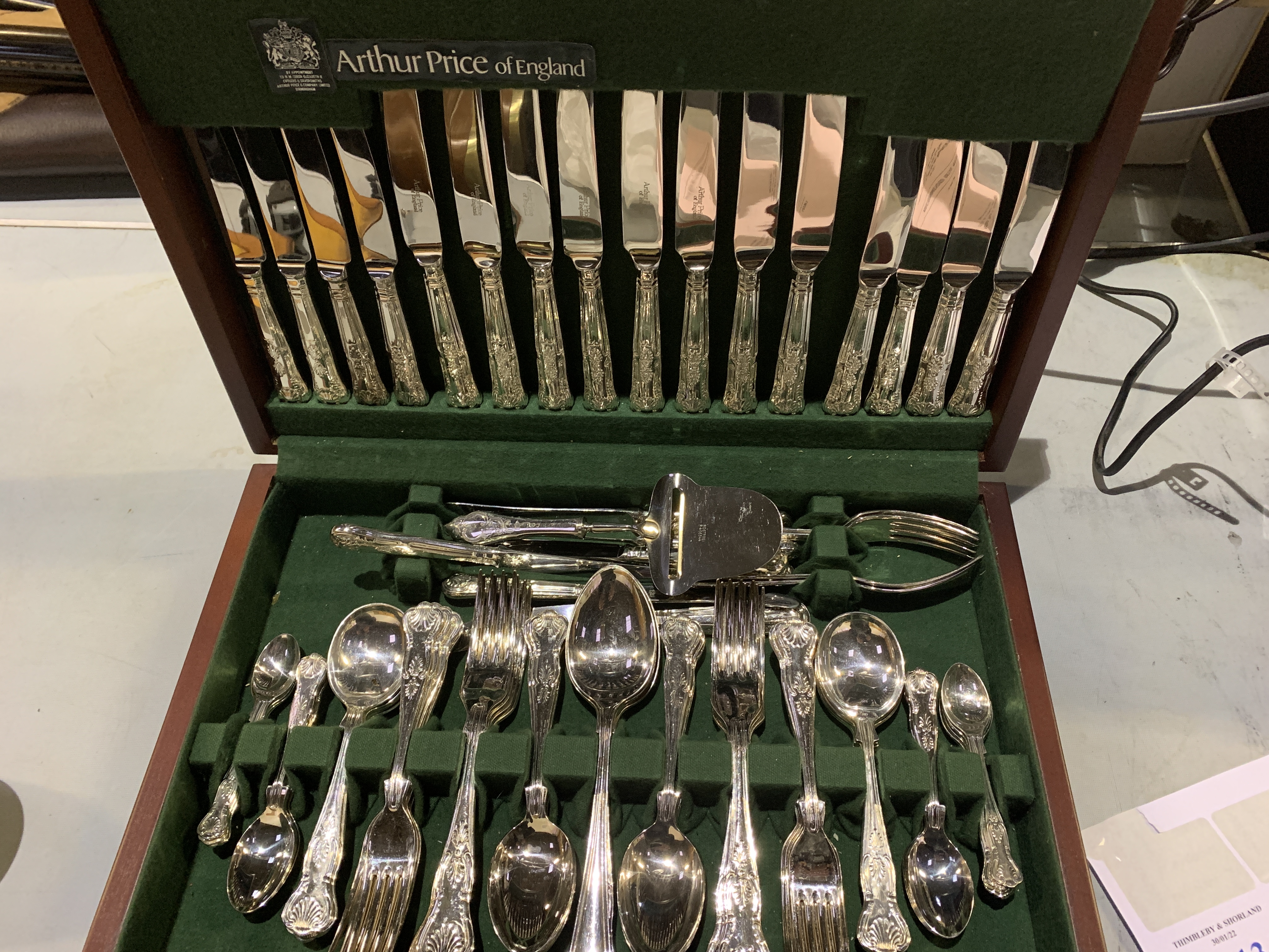 Mahogany canteen of Arthur Price Arden EPNS cutlery - Image 2 of 3