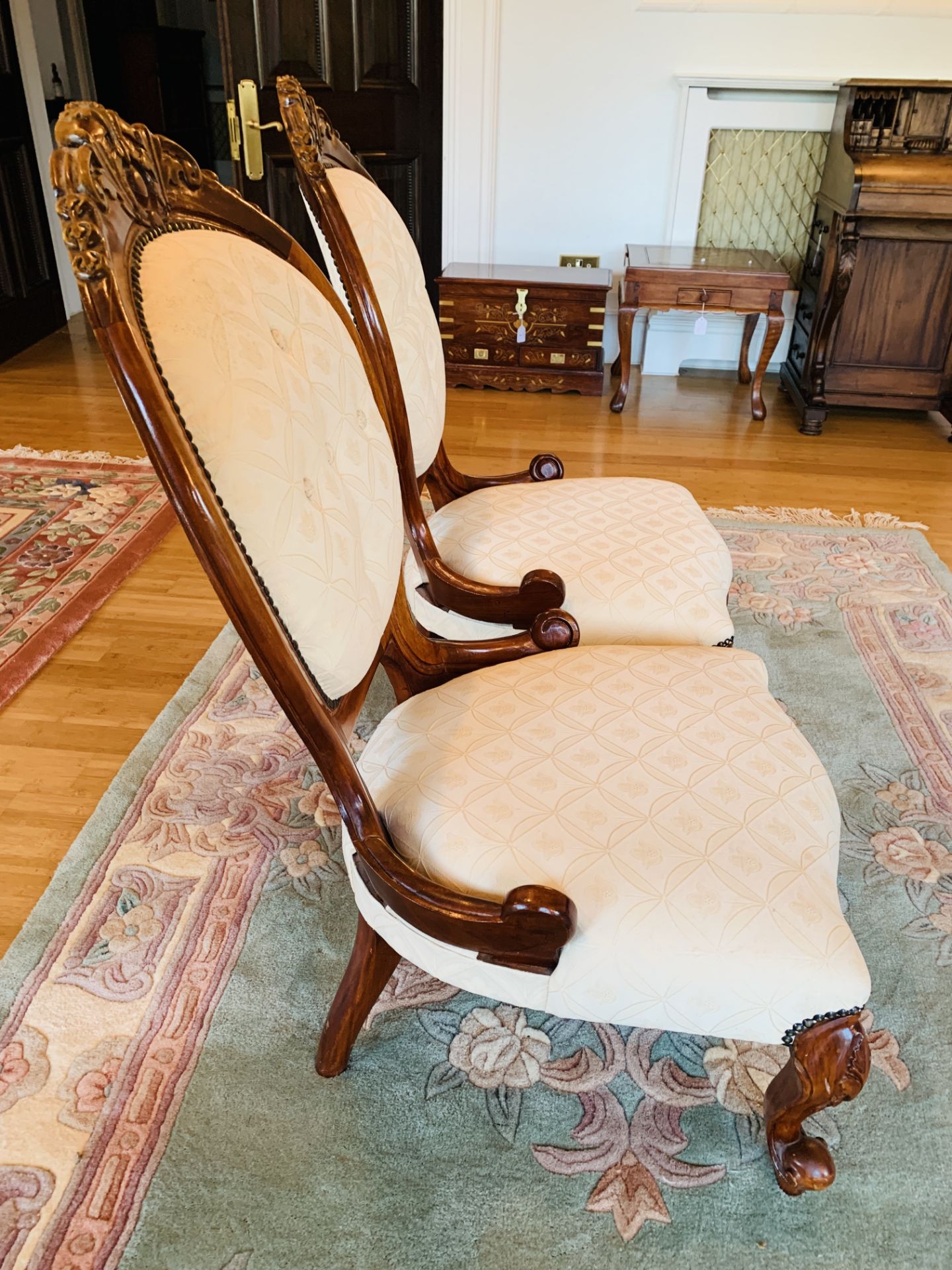 A pair of spoon back bedroom chairs - Bild 4 aus 5