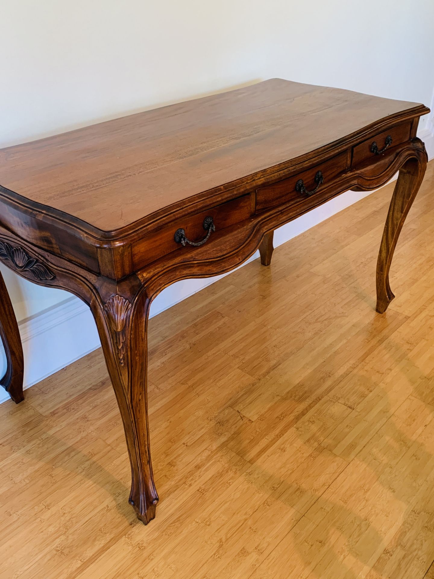 Carved hardwood display table - Bild 2 aus 6