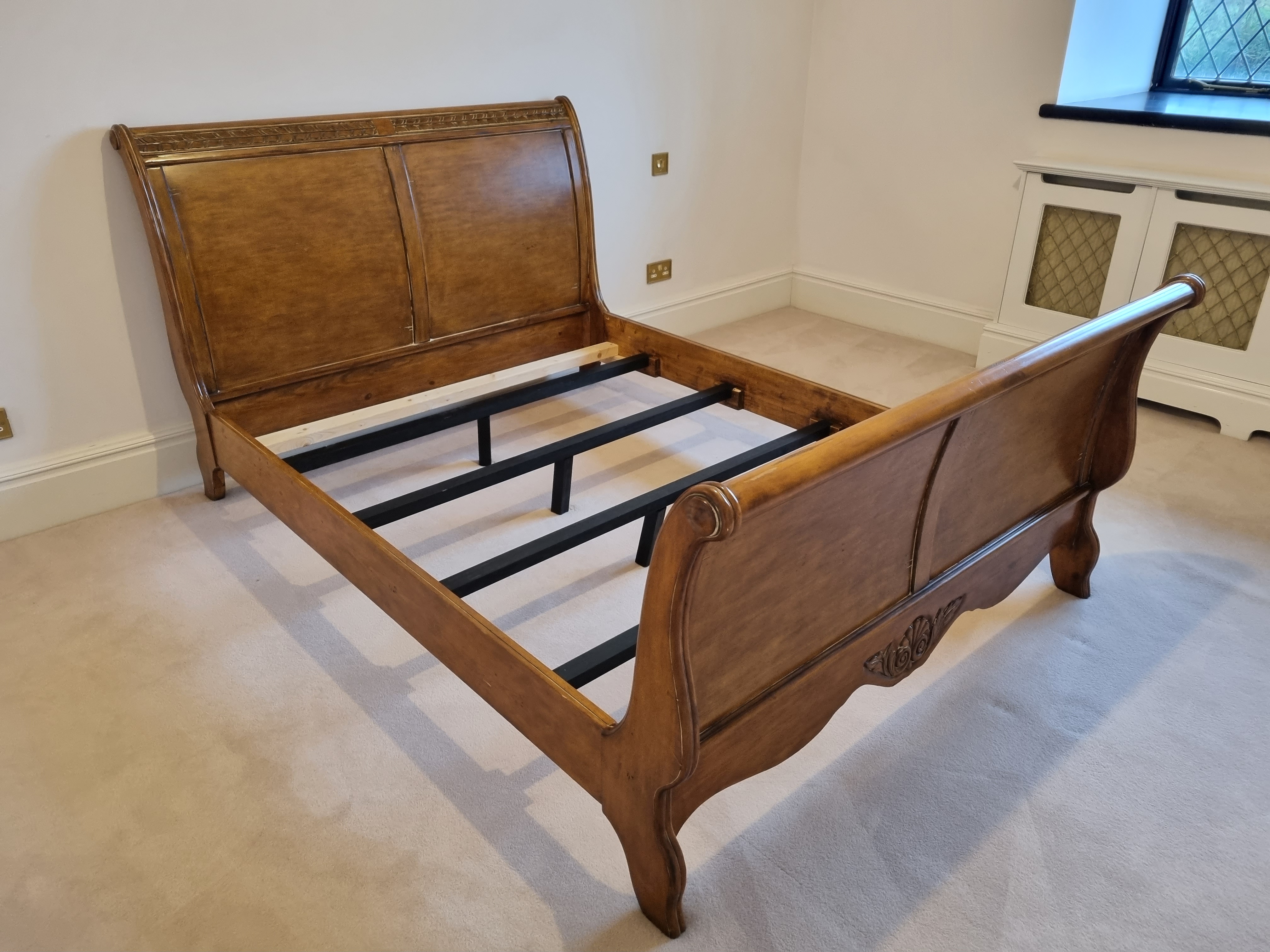 Hardwood sleigh bed - Image 5 of 5