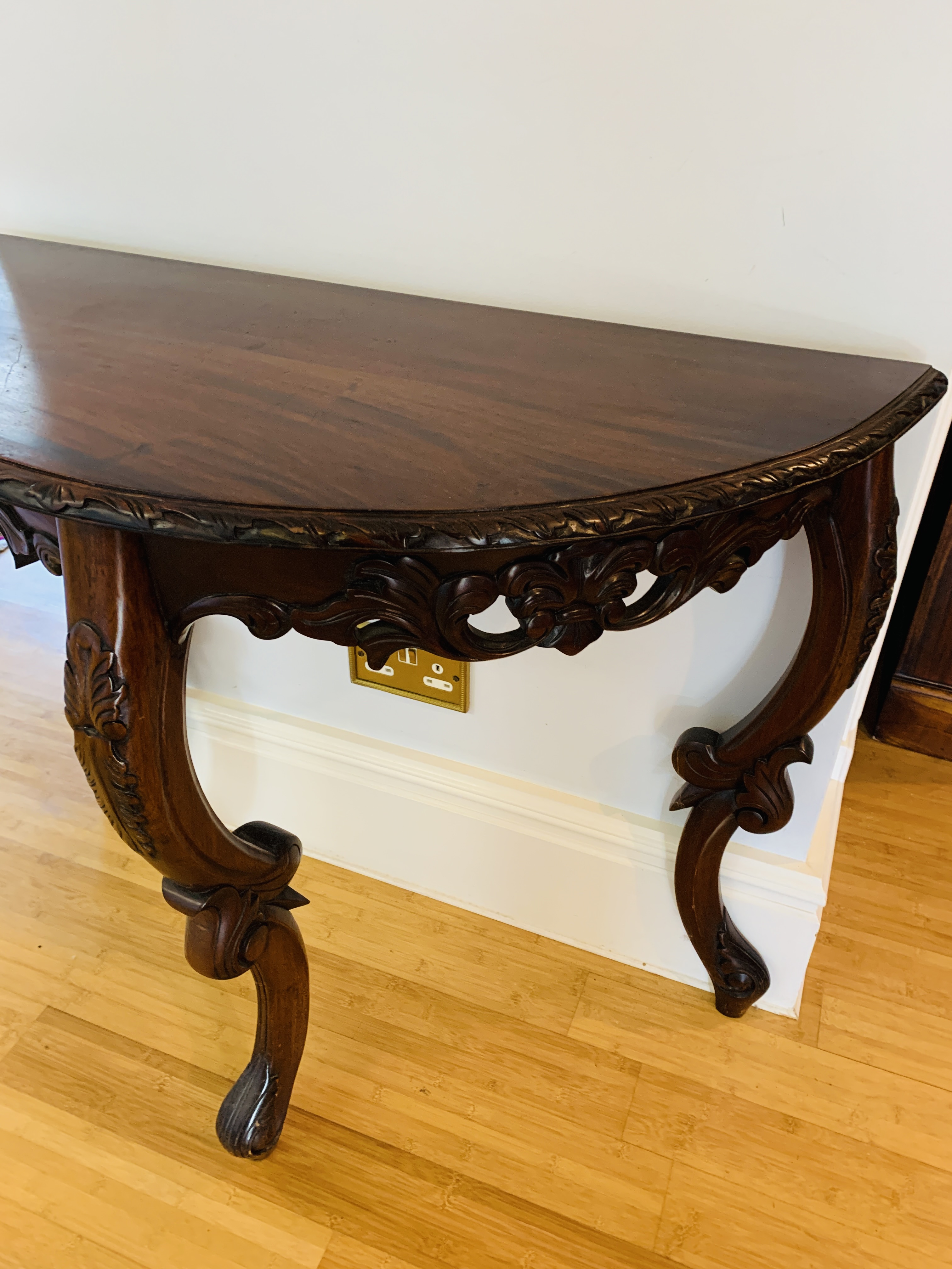 Carved wood console table - Image 5 of 5