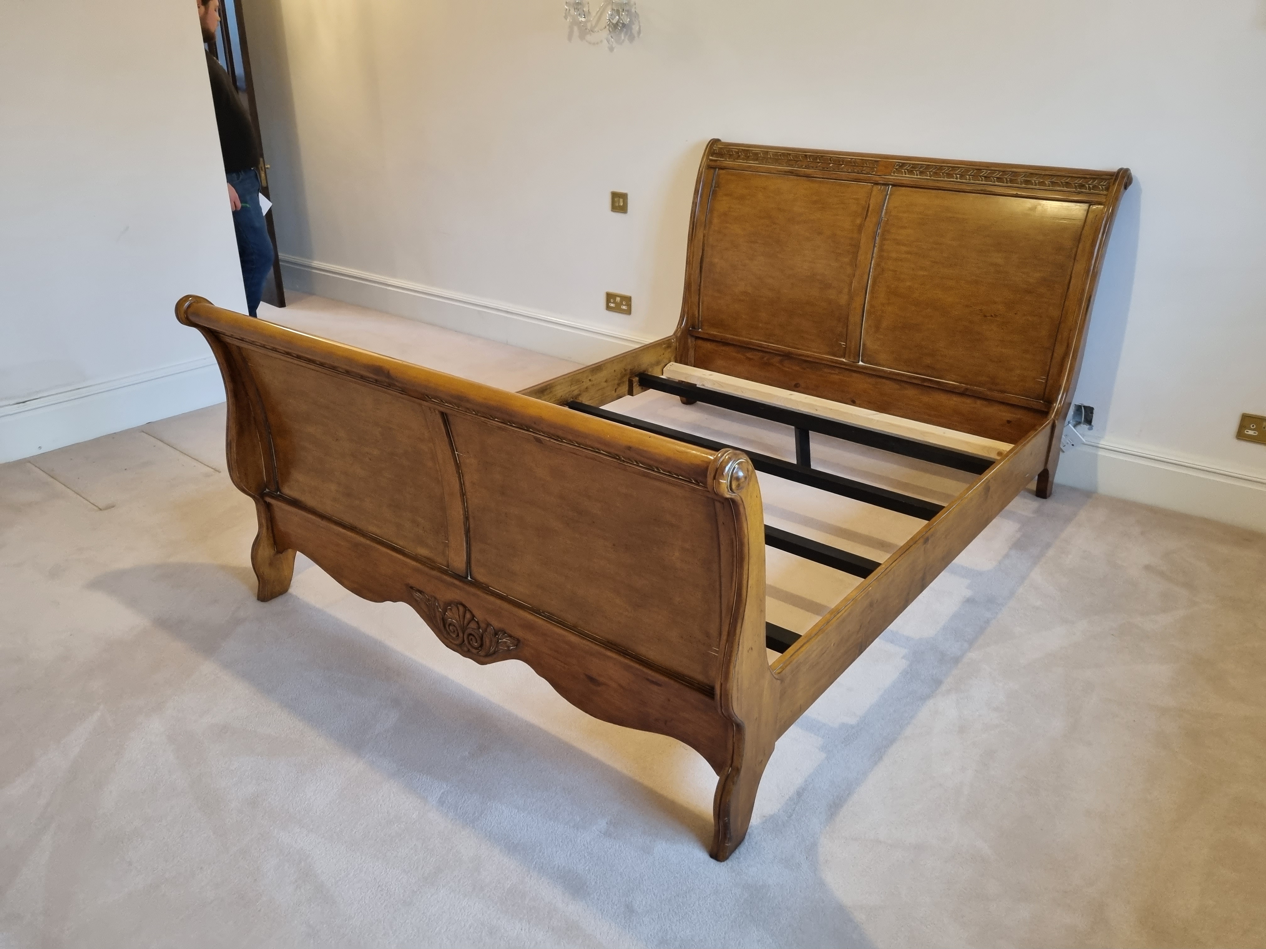 Hardwood sleigh bed - Image 2 of 5