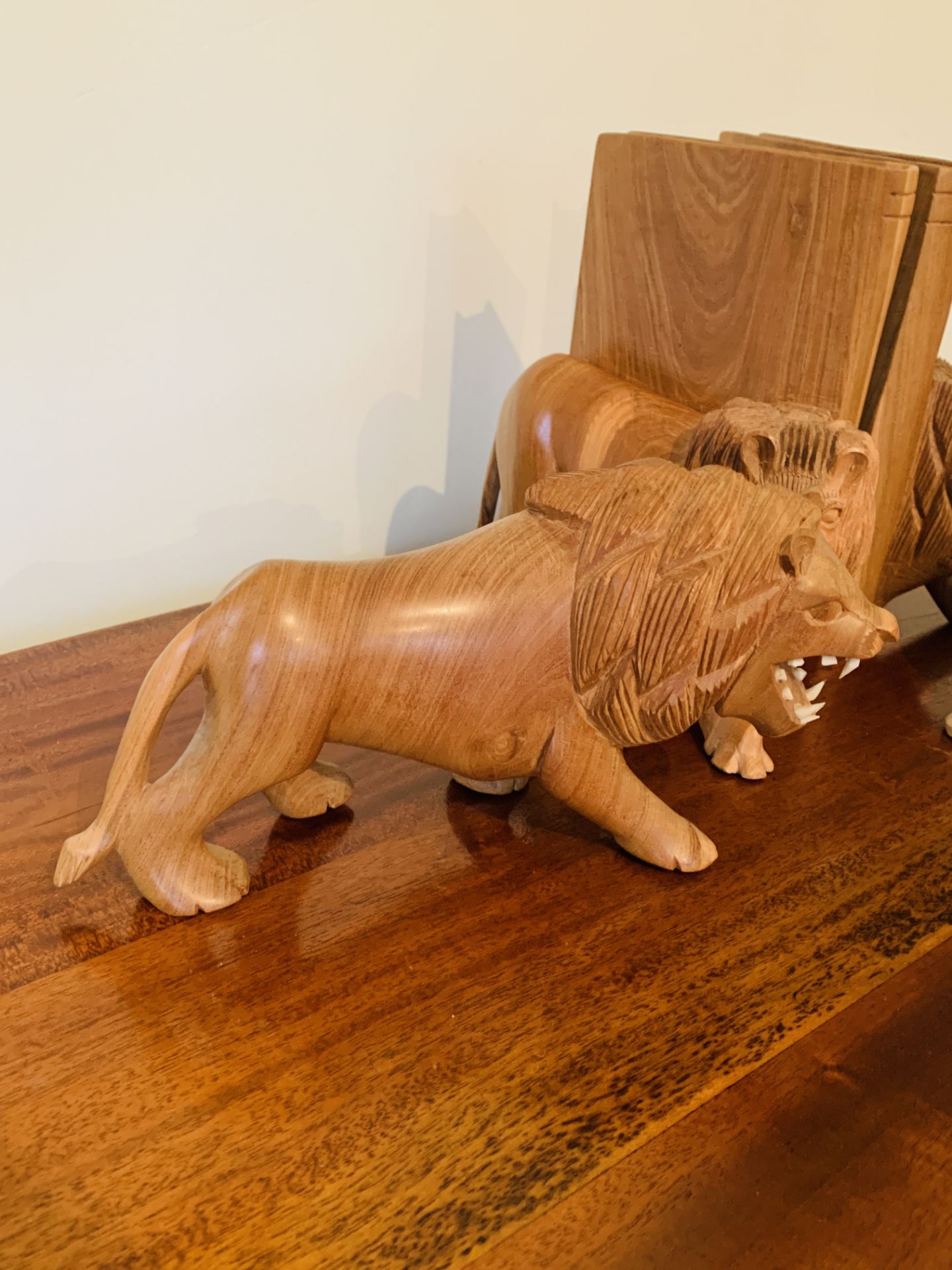 Pair of carved wood lion bookends and other items - Bild 3 aus 3