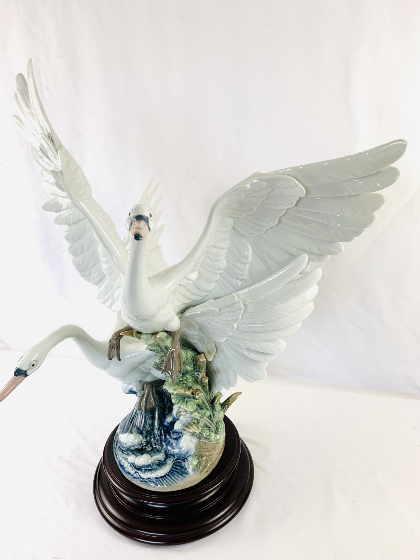 Lladro 'Swans take flight' figure - Image 3 of 6
