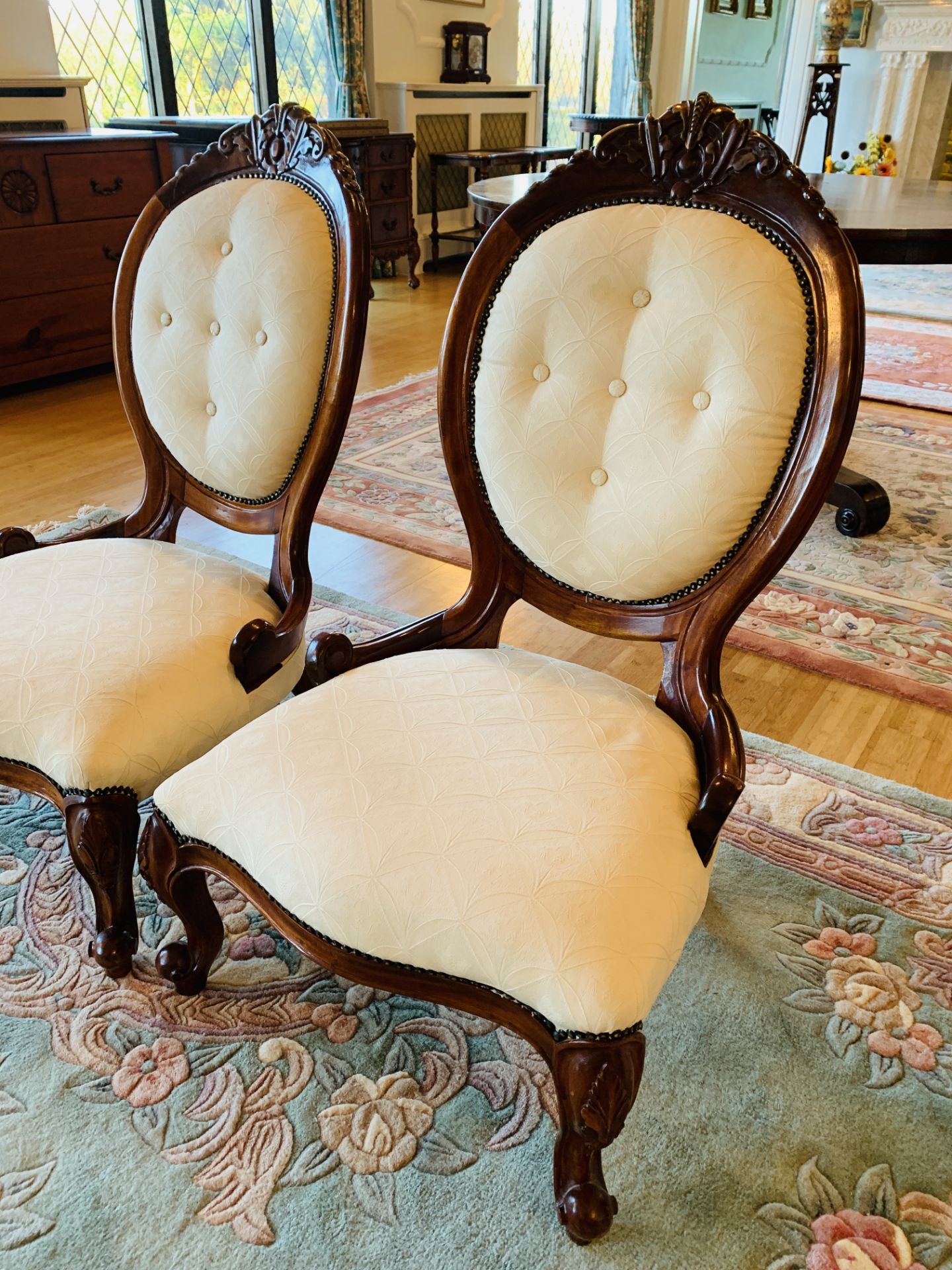 A pair of spoon back bedroom chairs - Bild 2 aus 5