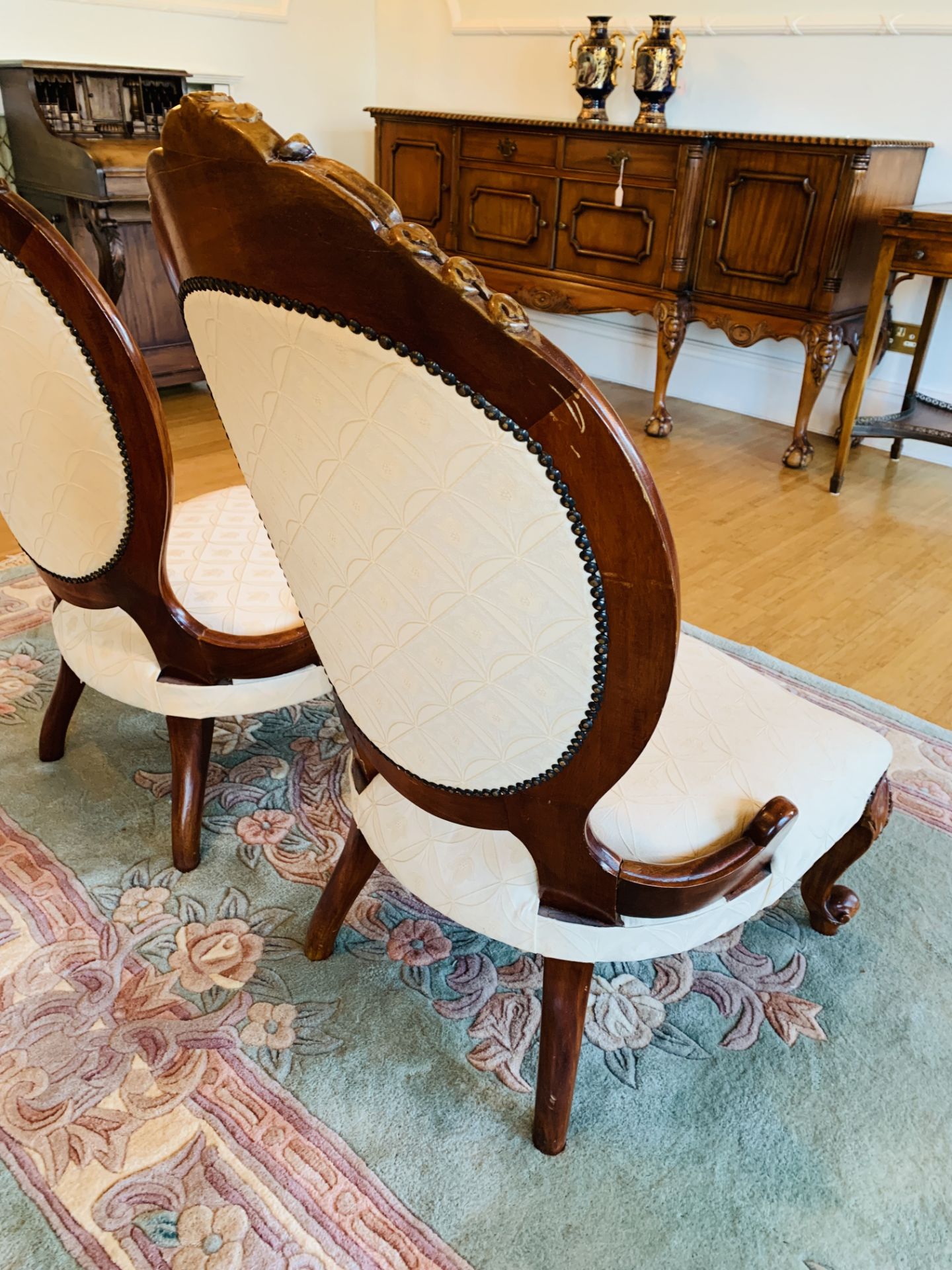 A pair of spoon back bedroom chairs - Bild 5 aus 5