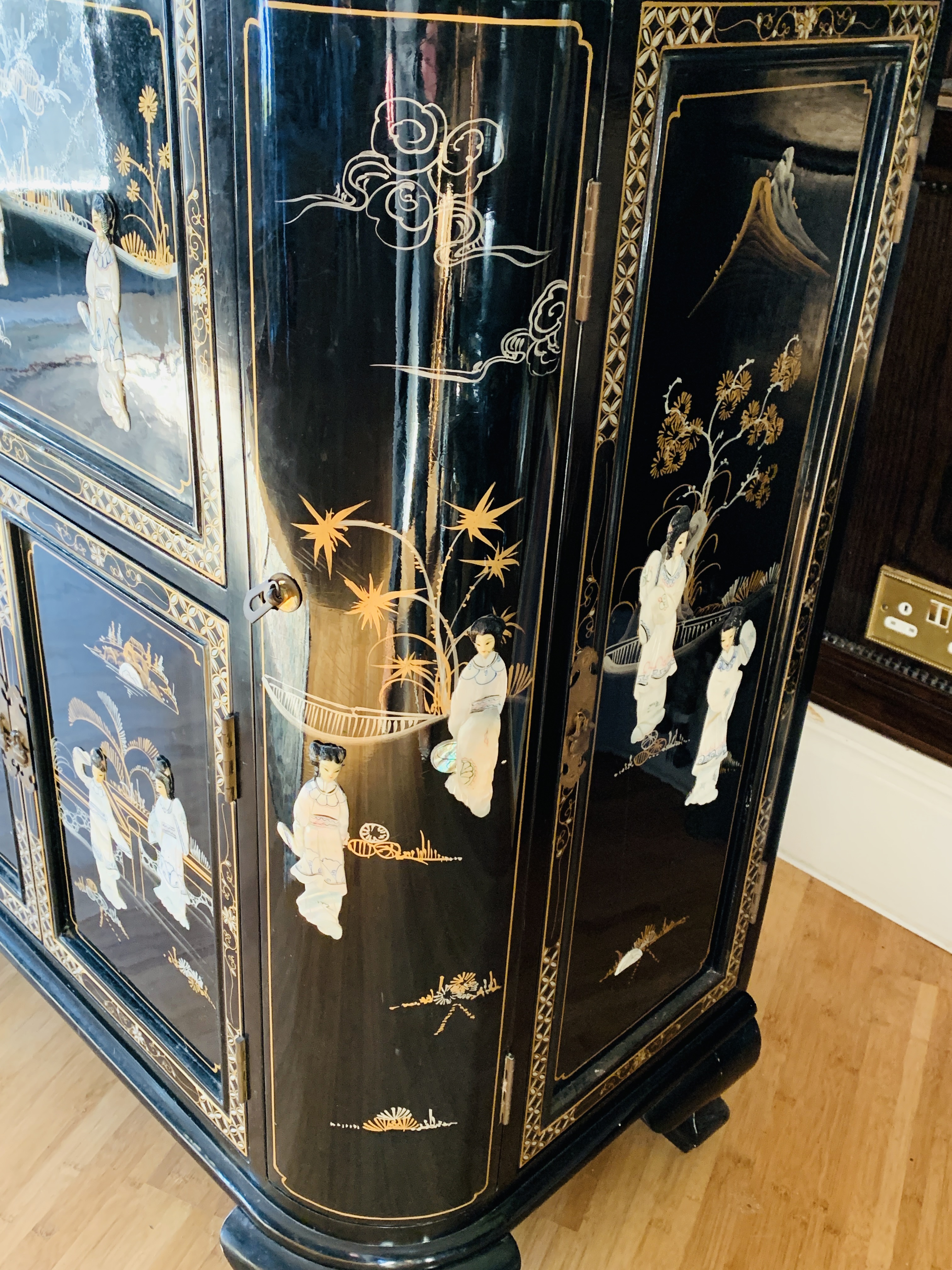 Oriental black lacquered cocktail cabinet - Image 4 of 9