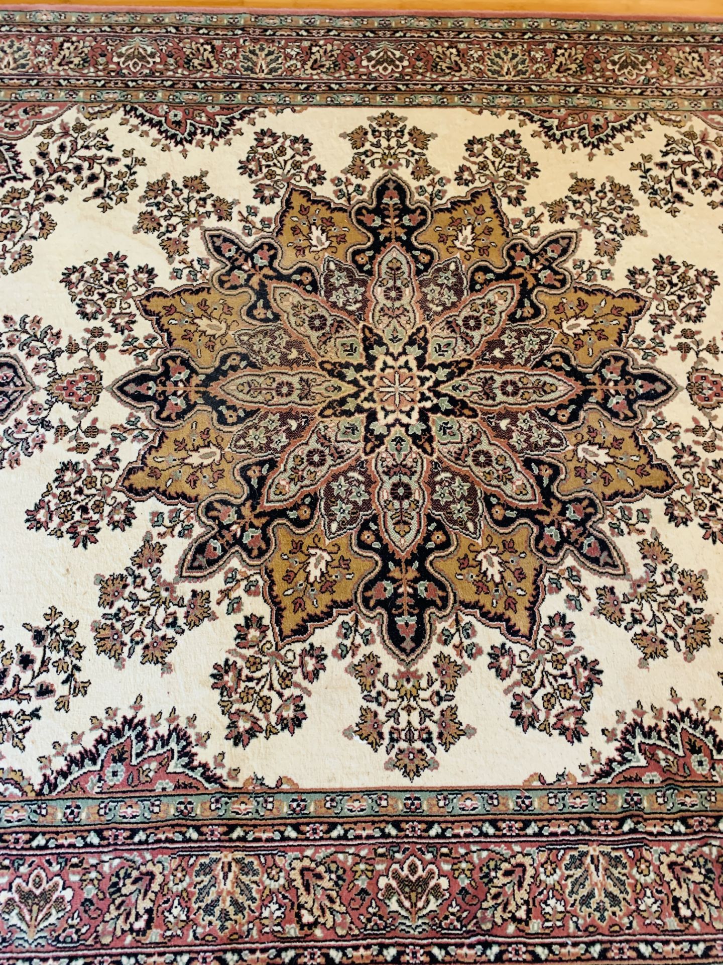 Beige ground rug - Image 4 of 4