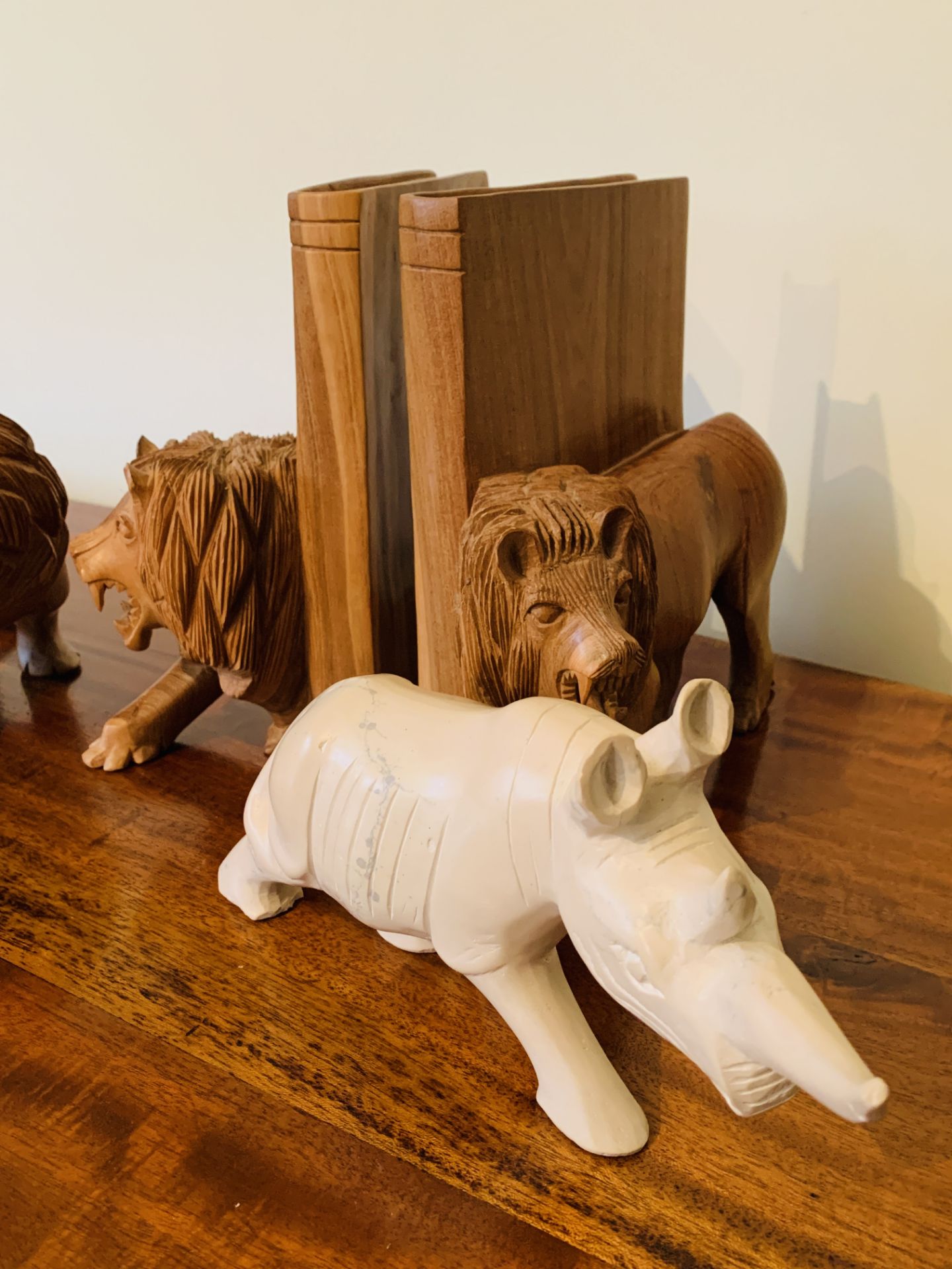 Pair of carved wood lion bookends and other items - Bild 2 aus 3