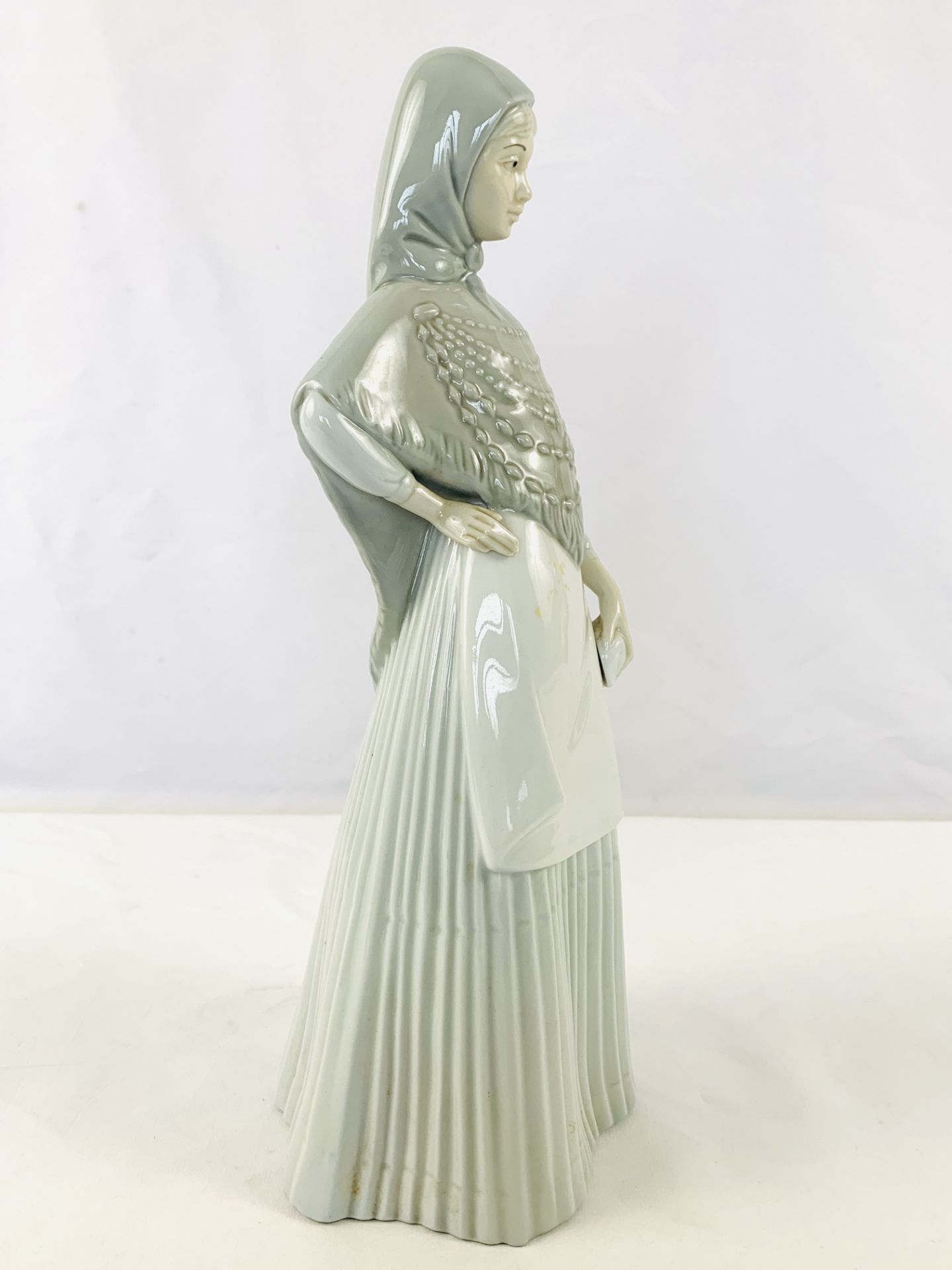 Figure of a woman by Porcelanas Miquel Requena SA, Cuart de Poblet - Image 2 of 3