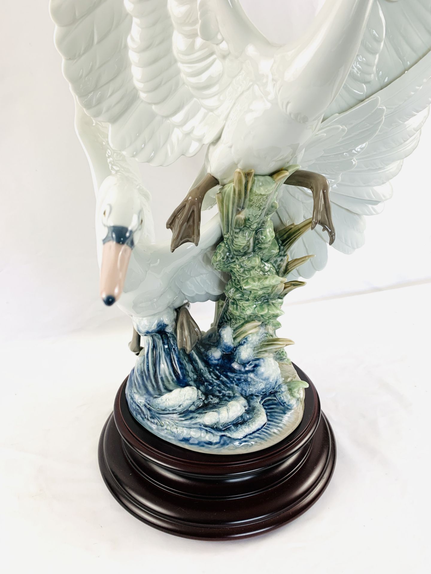 Lladro 'Swans take flight' figure - Image 2 of 6