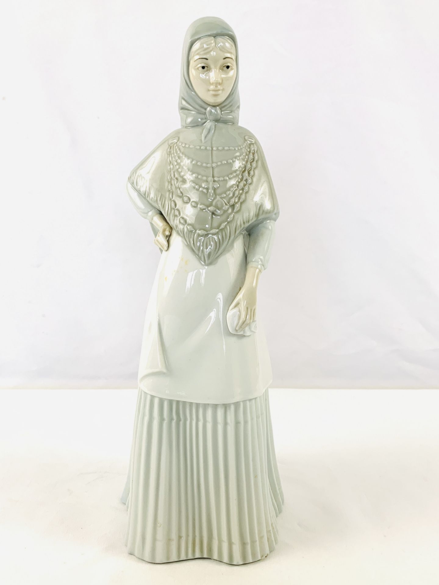 Figure of a woman by Porcelanas Miquel Requena SA, Cuart de Poblet