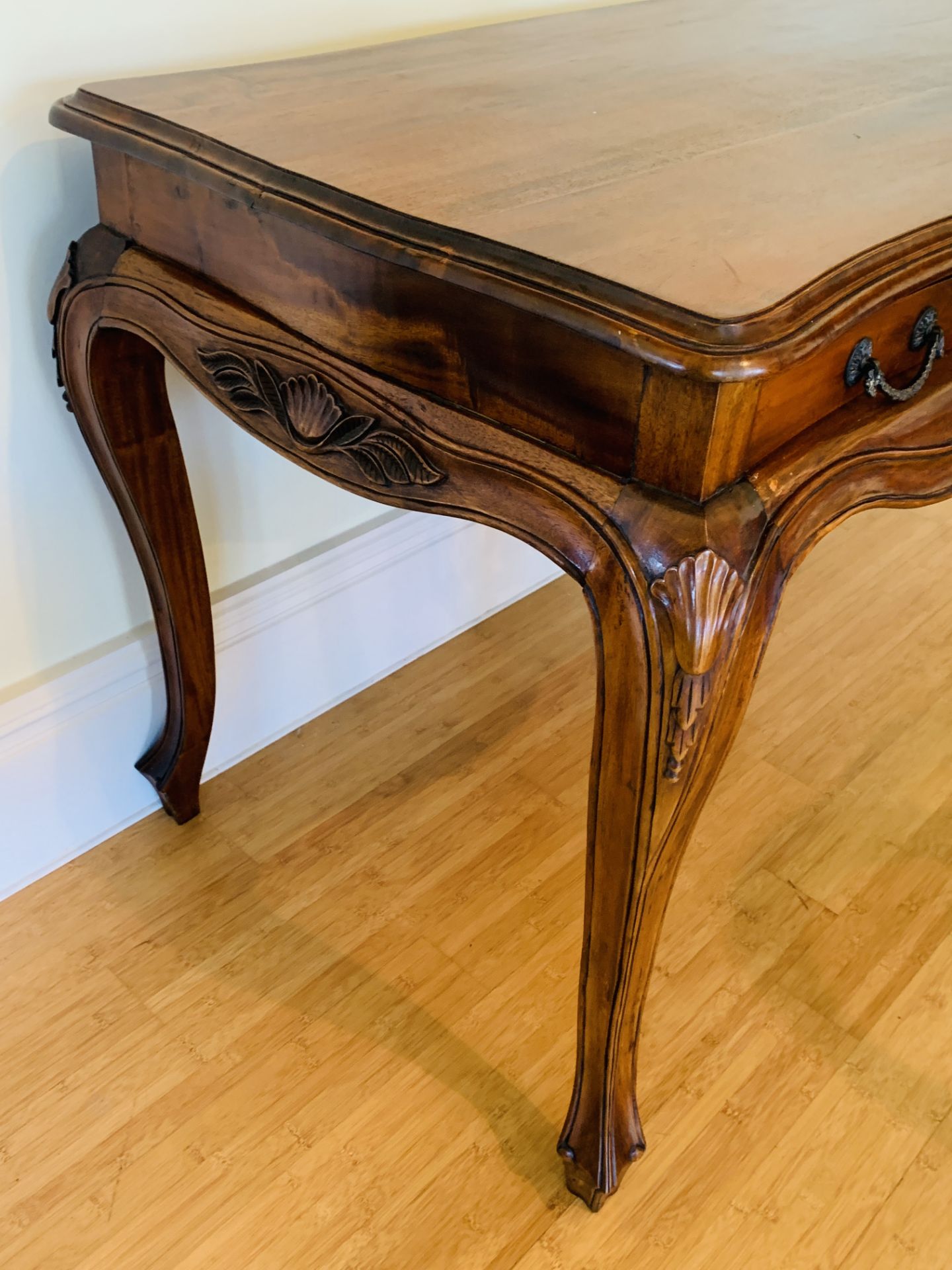 Carved hardwood display table - Bild 3 aus 6