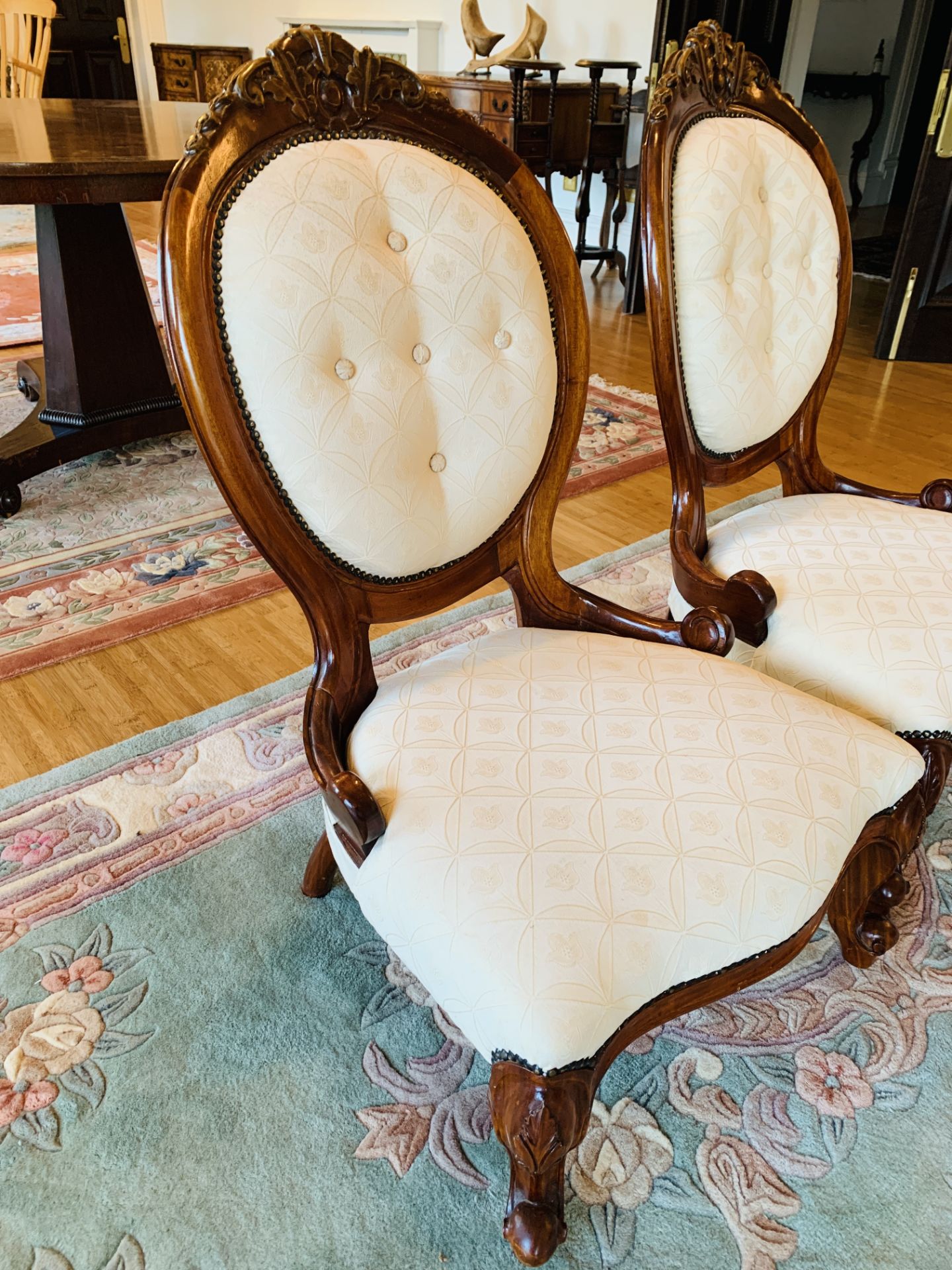 A pair of spoon back bedroom chairs - Bild 3 aus 5