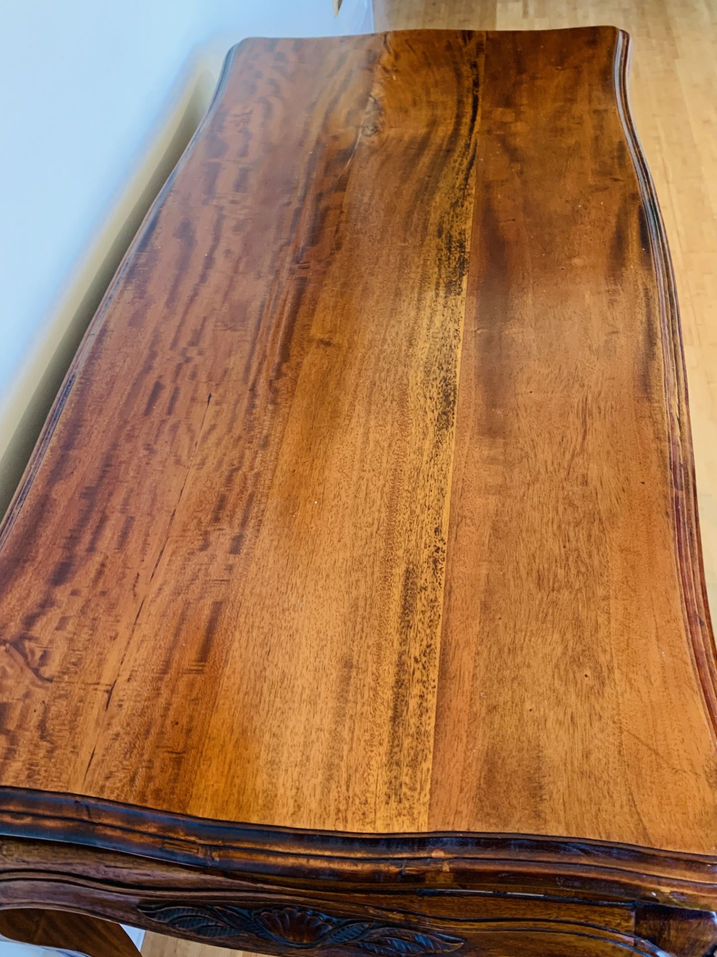 Carved hardwood display table - Bild 4 aus 6