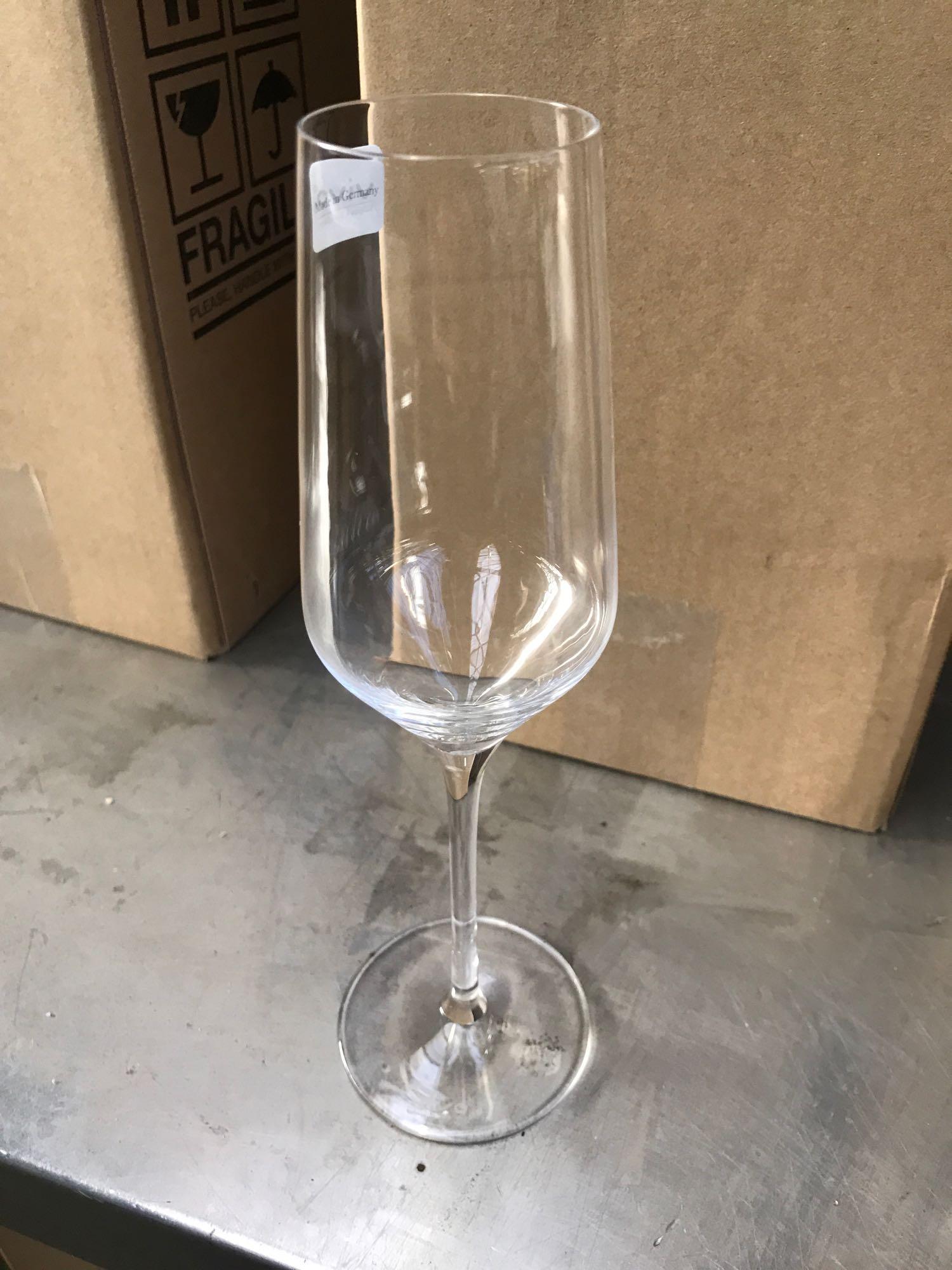 16 Vivo champagne glasses, new