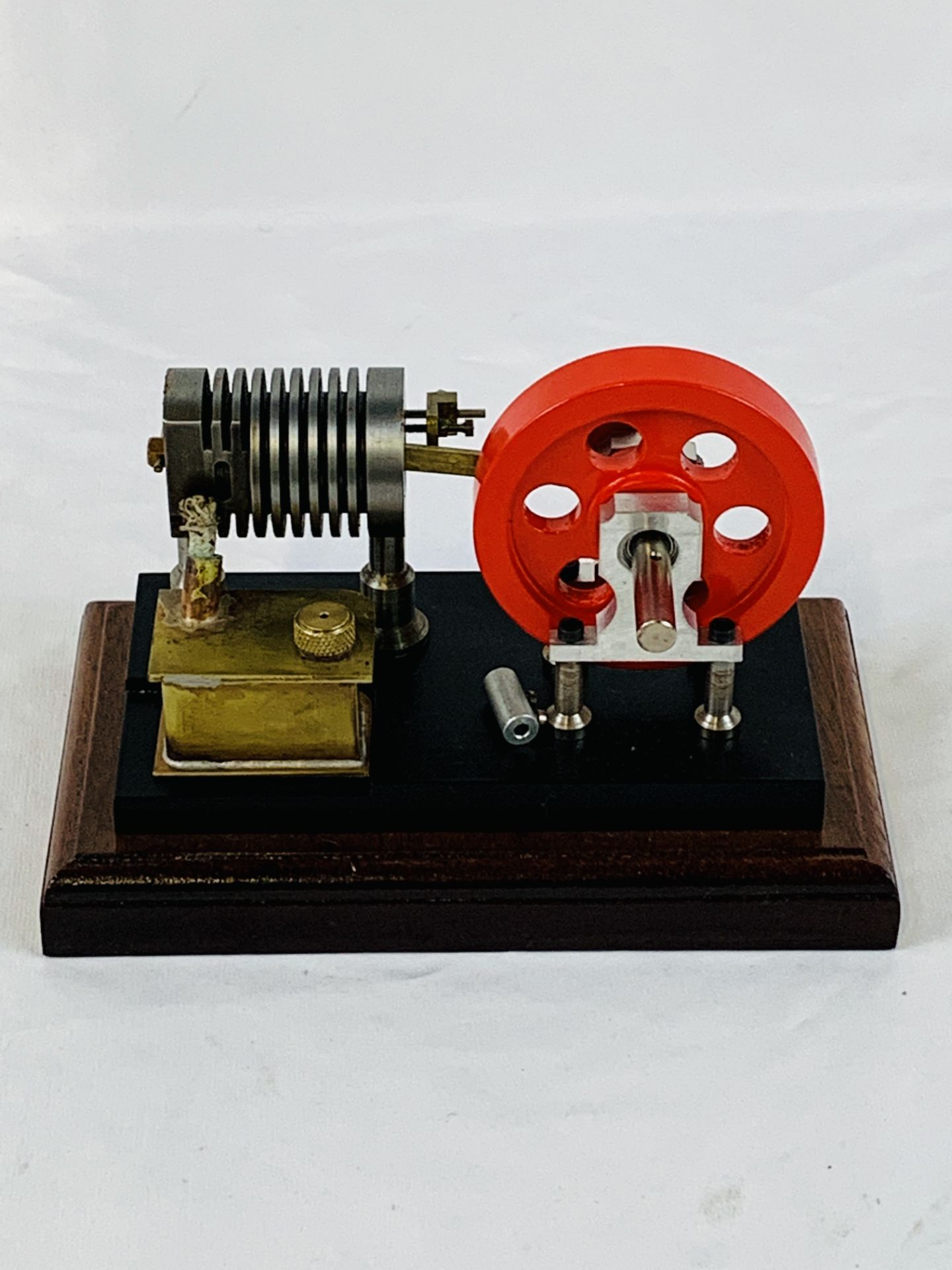 J Ridders designed vacuum engine with internal head valve - Image 2 of 3