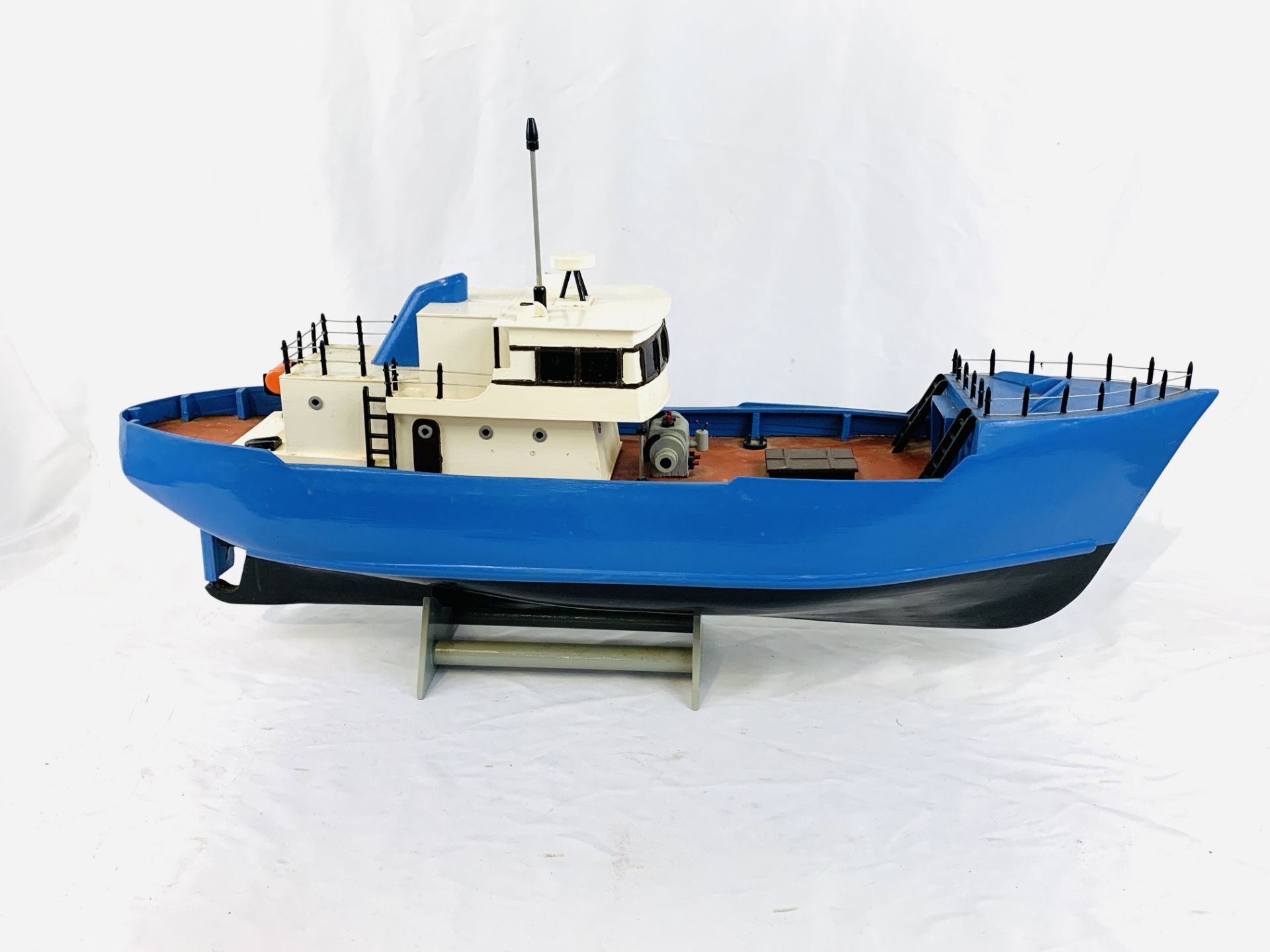 Wooden model trawler - Image 5 of 5