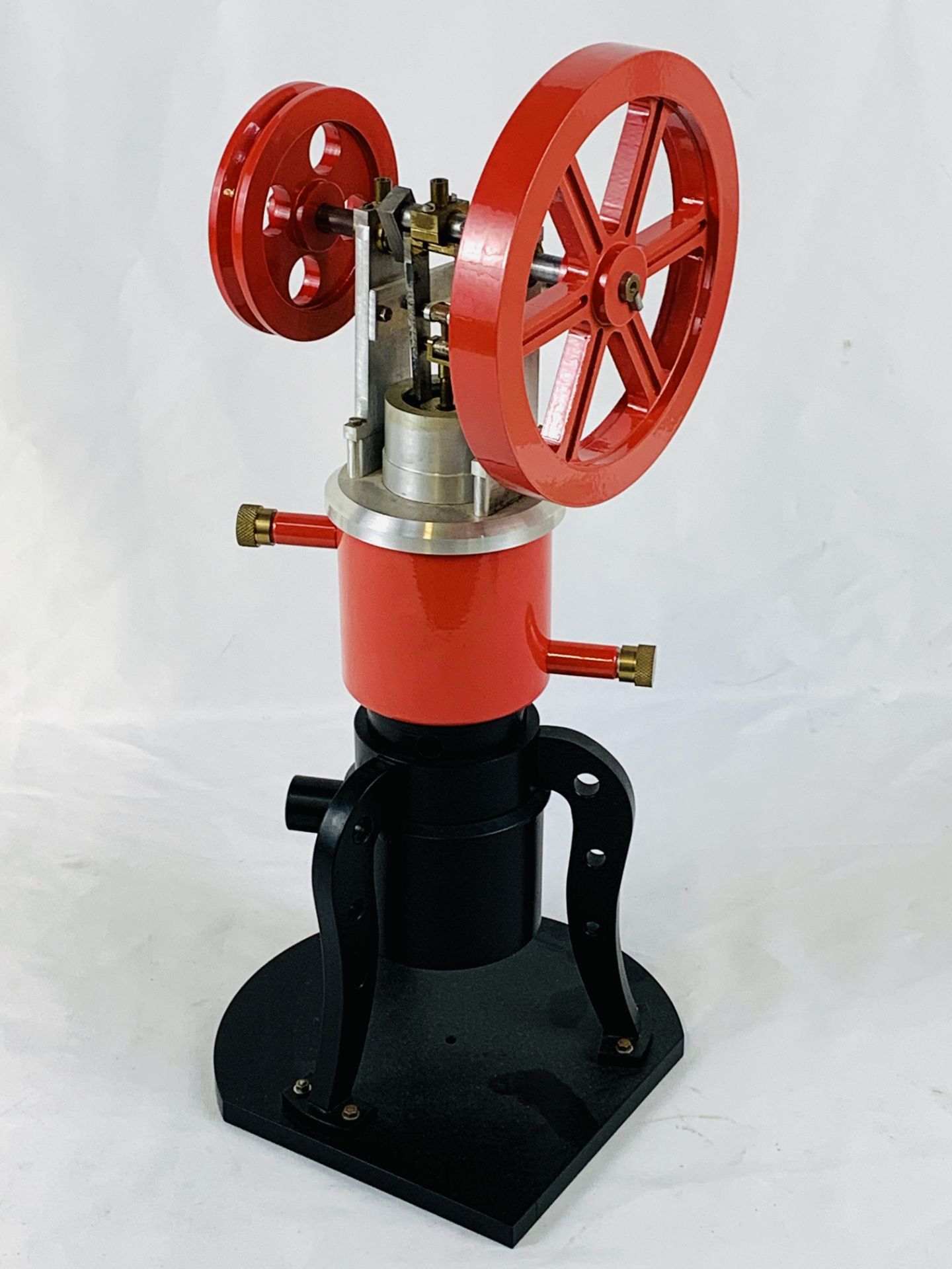 Bailey's 'Bee' vertical concentric hot air engine