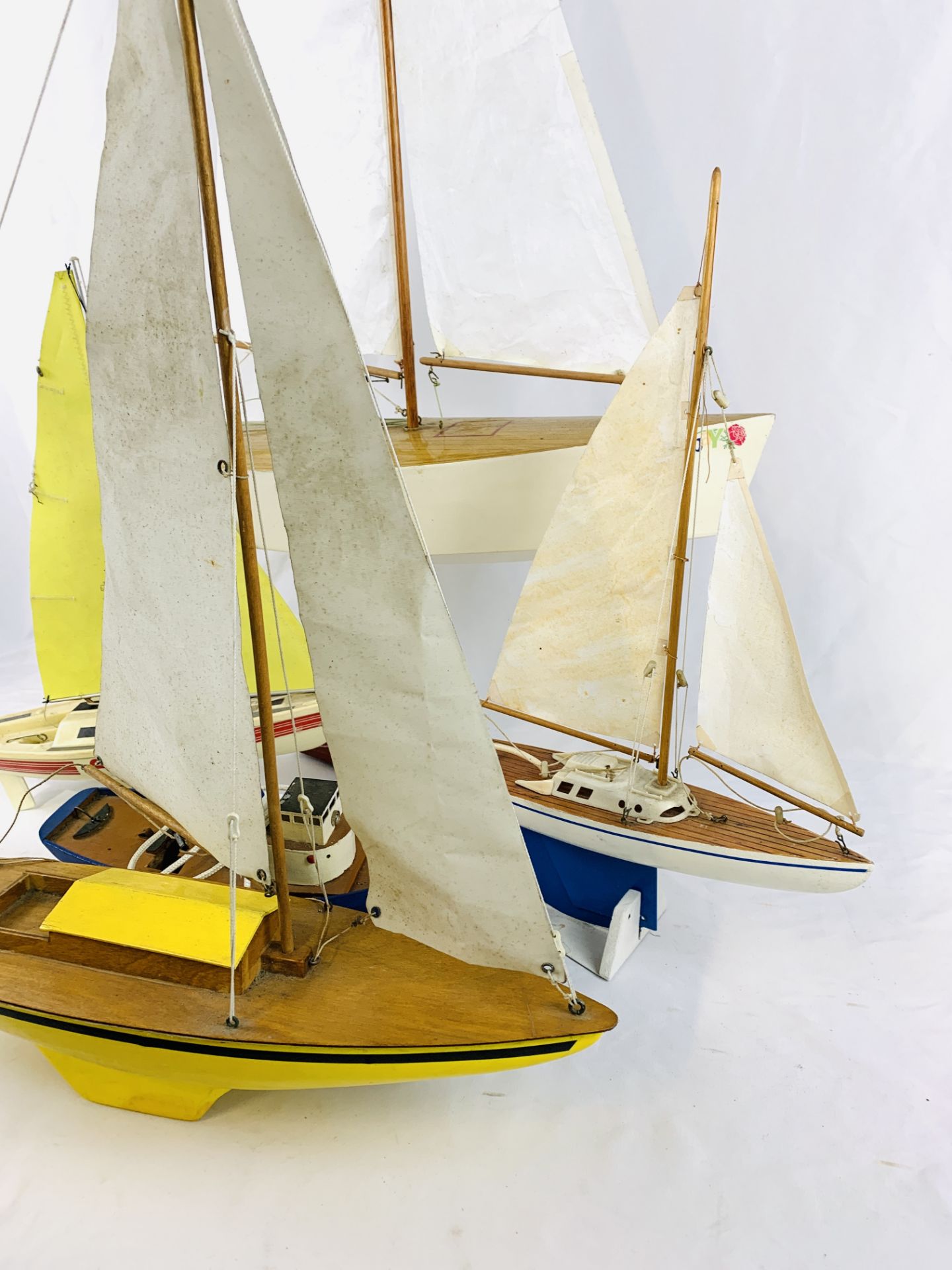 Five small model boats - Bild 5 aus 5