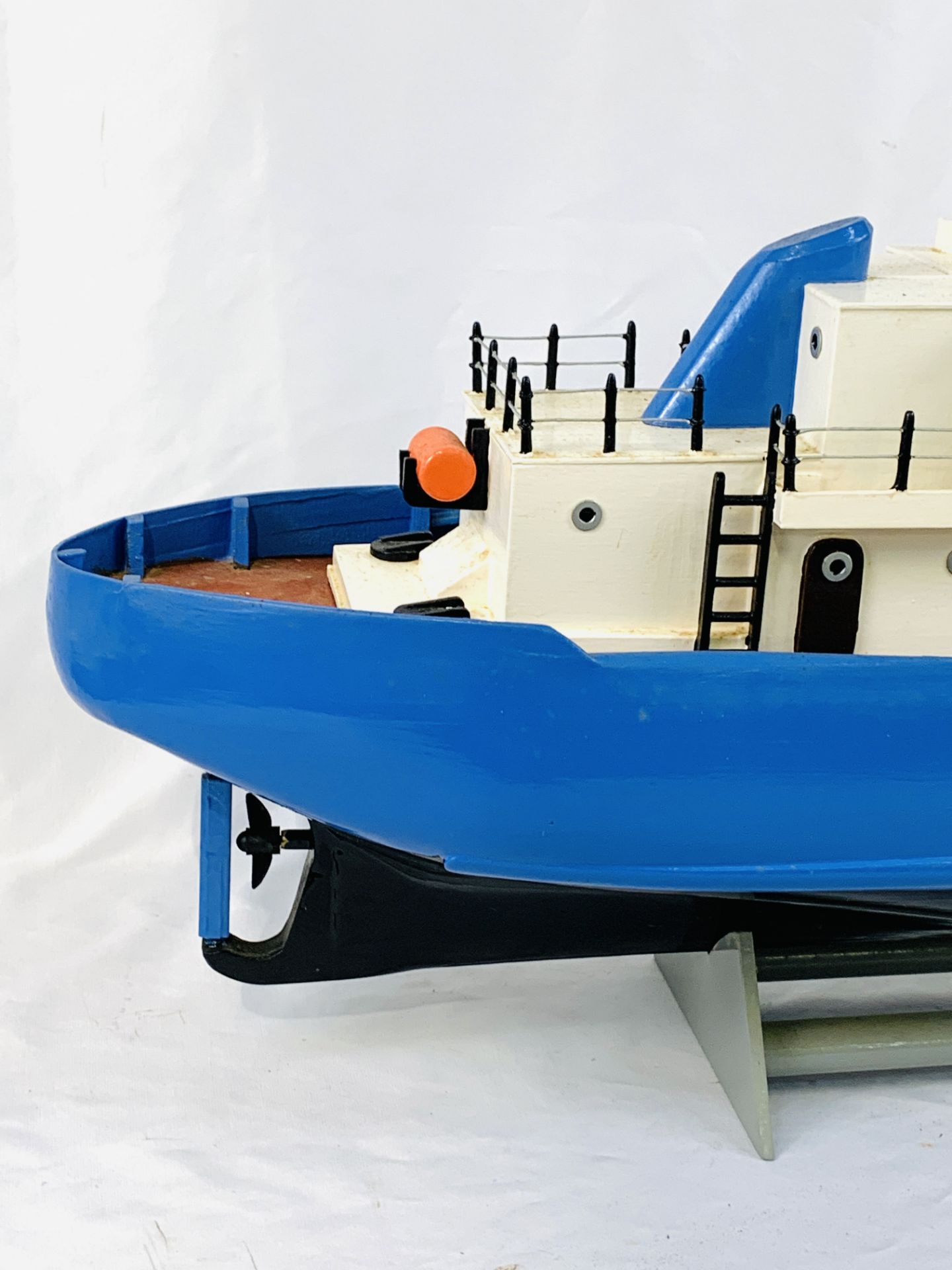 Wooden model trawler - Image 4 of 5