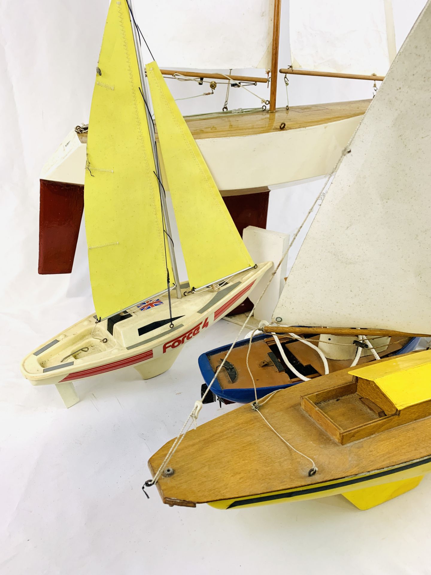 Five small model boats - Bild 4 aus 5