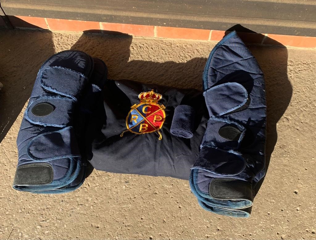 6'0" travel set: navy Mark Todd boots, summer sheet. and tail bandage