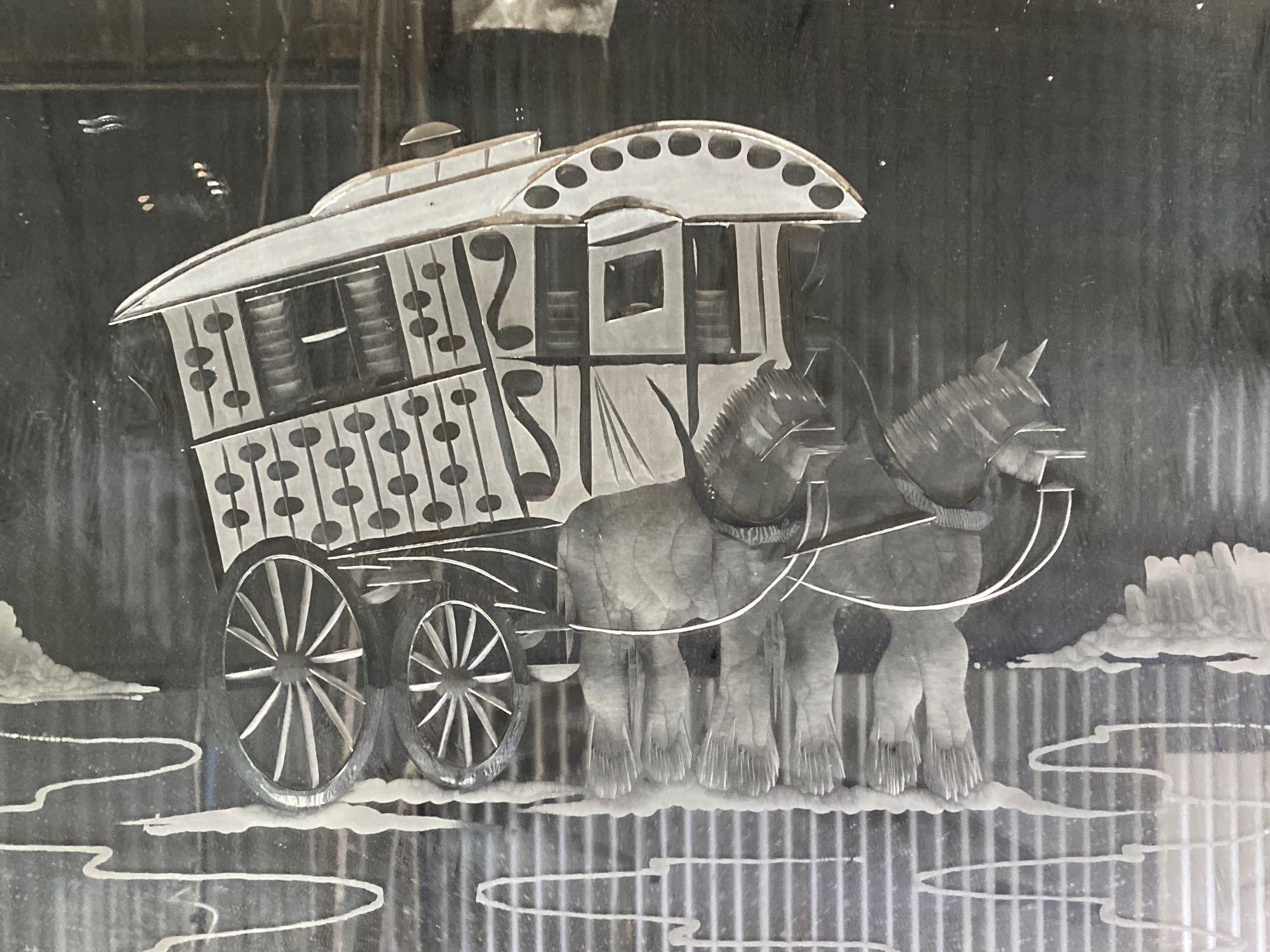 Gilt framed bevelled edge wall mirror with etched scene of a gypsy caravan being pulled by a pair - Image 2 of 2