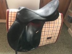 17.5 Wintec 2000 saddle fitted with red wide gullet.