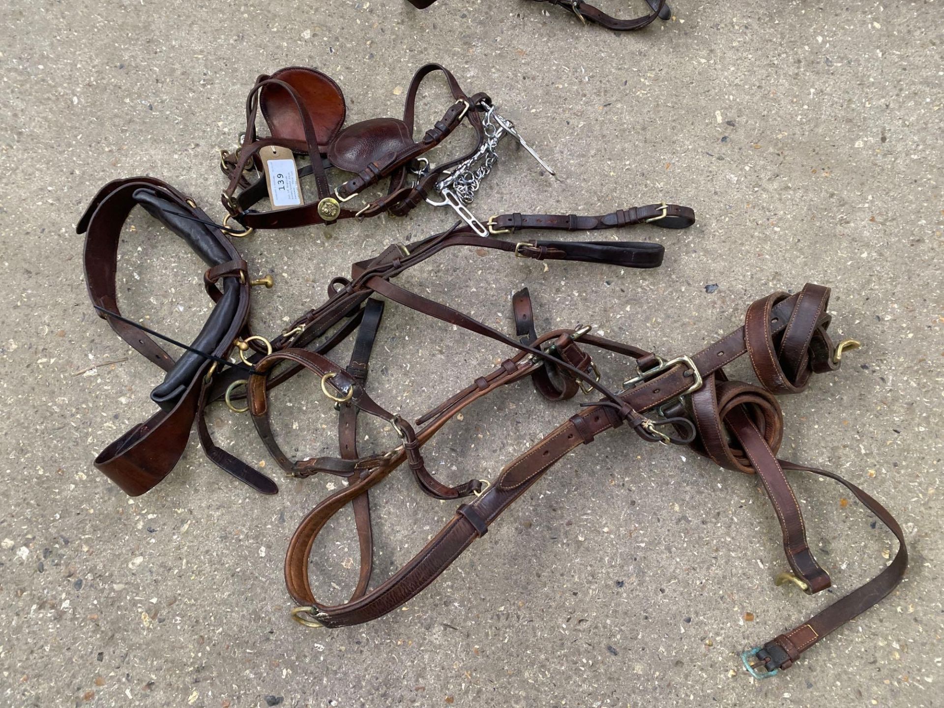 Set of English brown/brass PAIR harness. This lot carries VAT. - Bild 2 aus 3