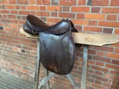 Military saddle by Barnsby, in good condition. This lot carries VAT