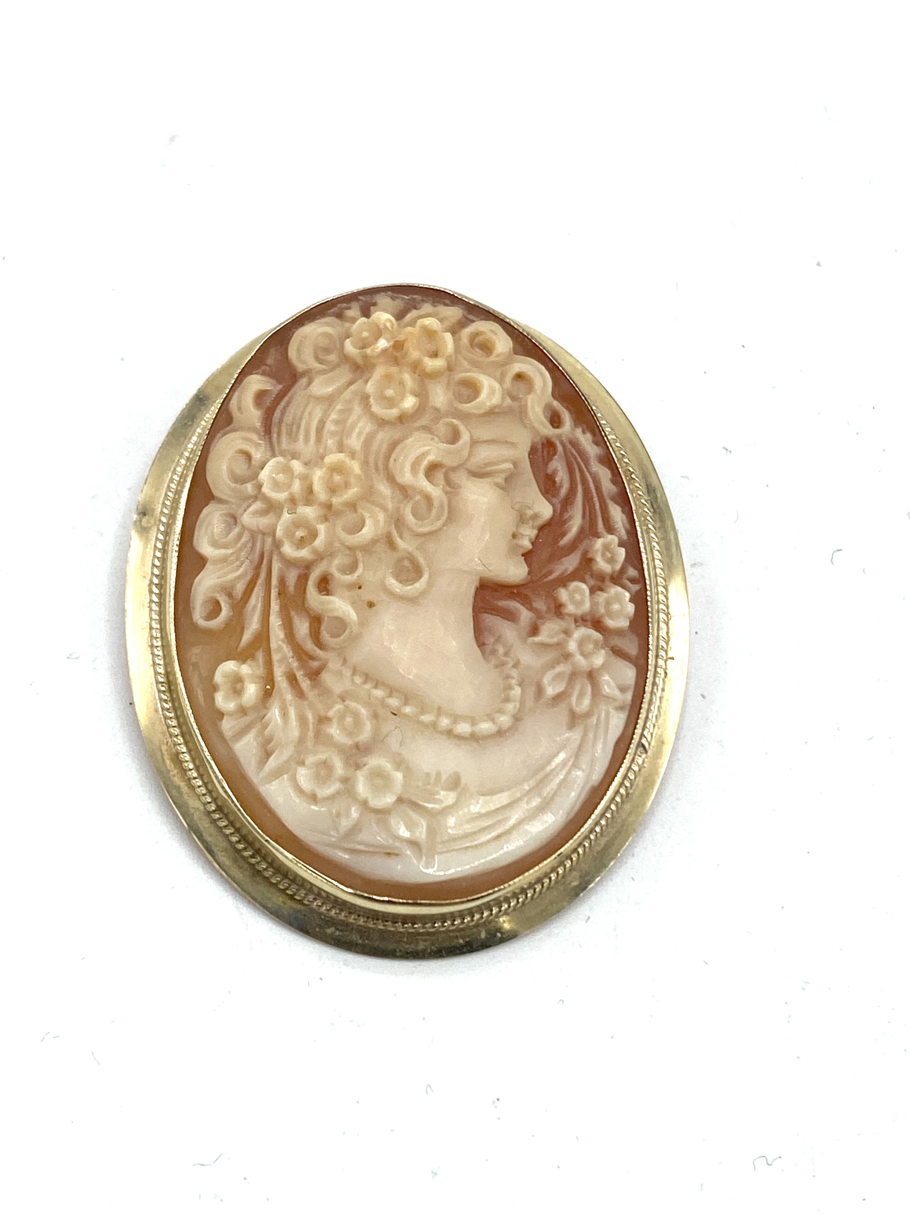 Two 9ct gold brooches and a 9ct gold and jade pendant - Image 3 of 6