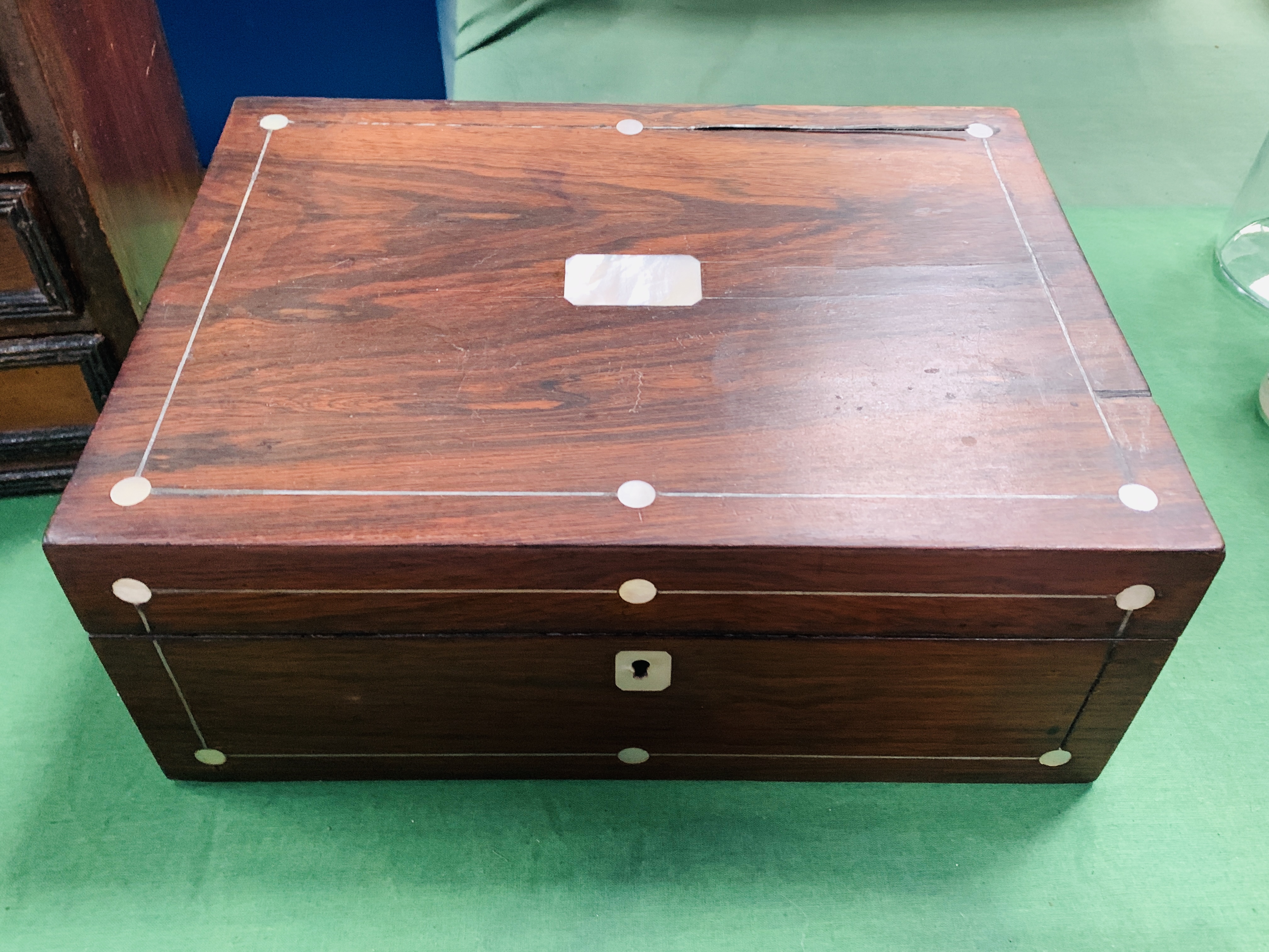 A mahogany table top chest of three drawers - Image 4 of 5